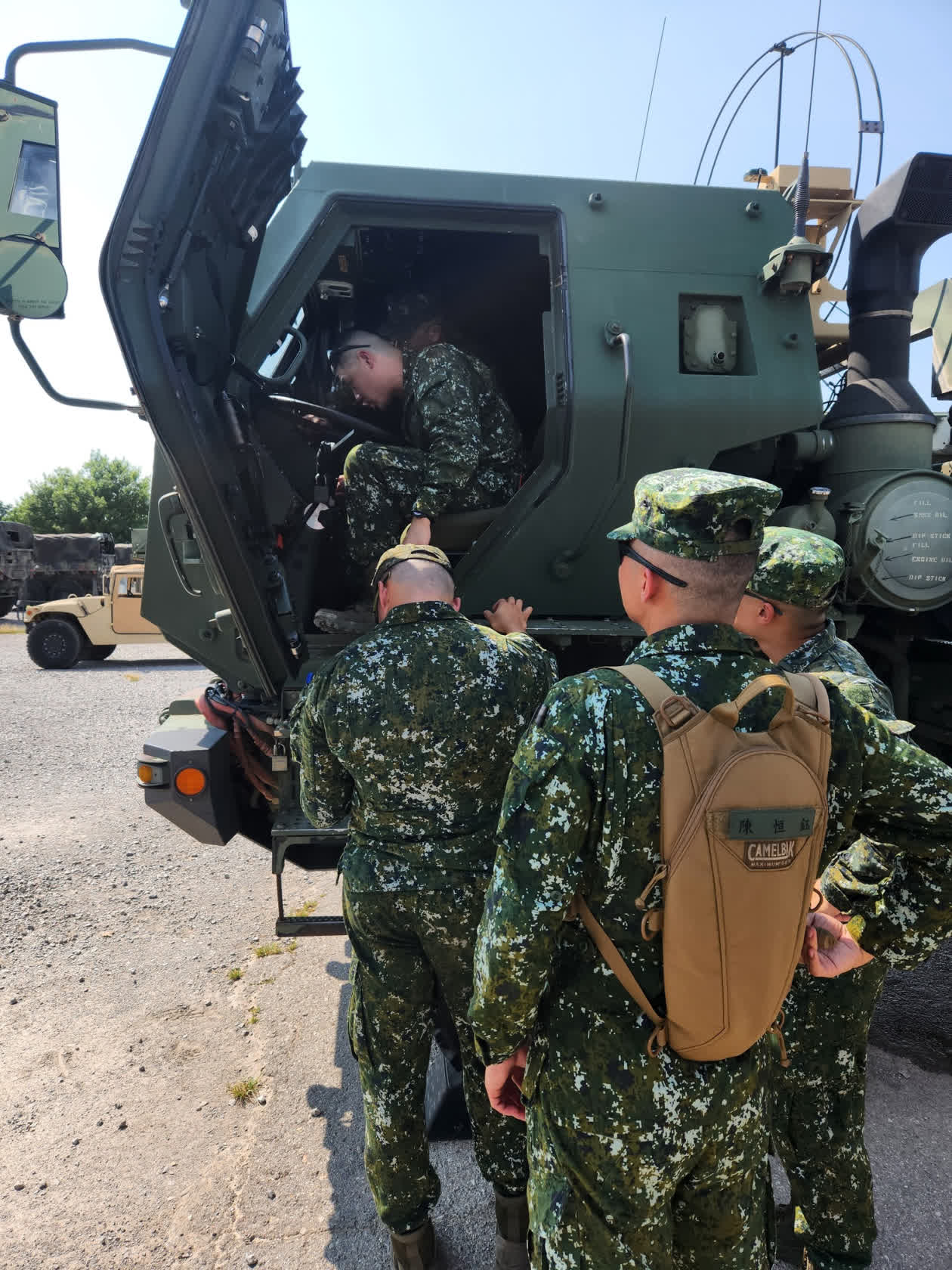 台軍怪异派員赴好訓練接裝「海馬斯」水箭炮