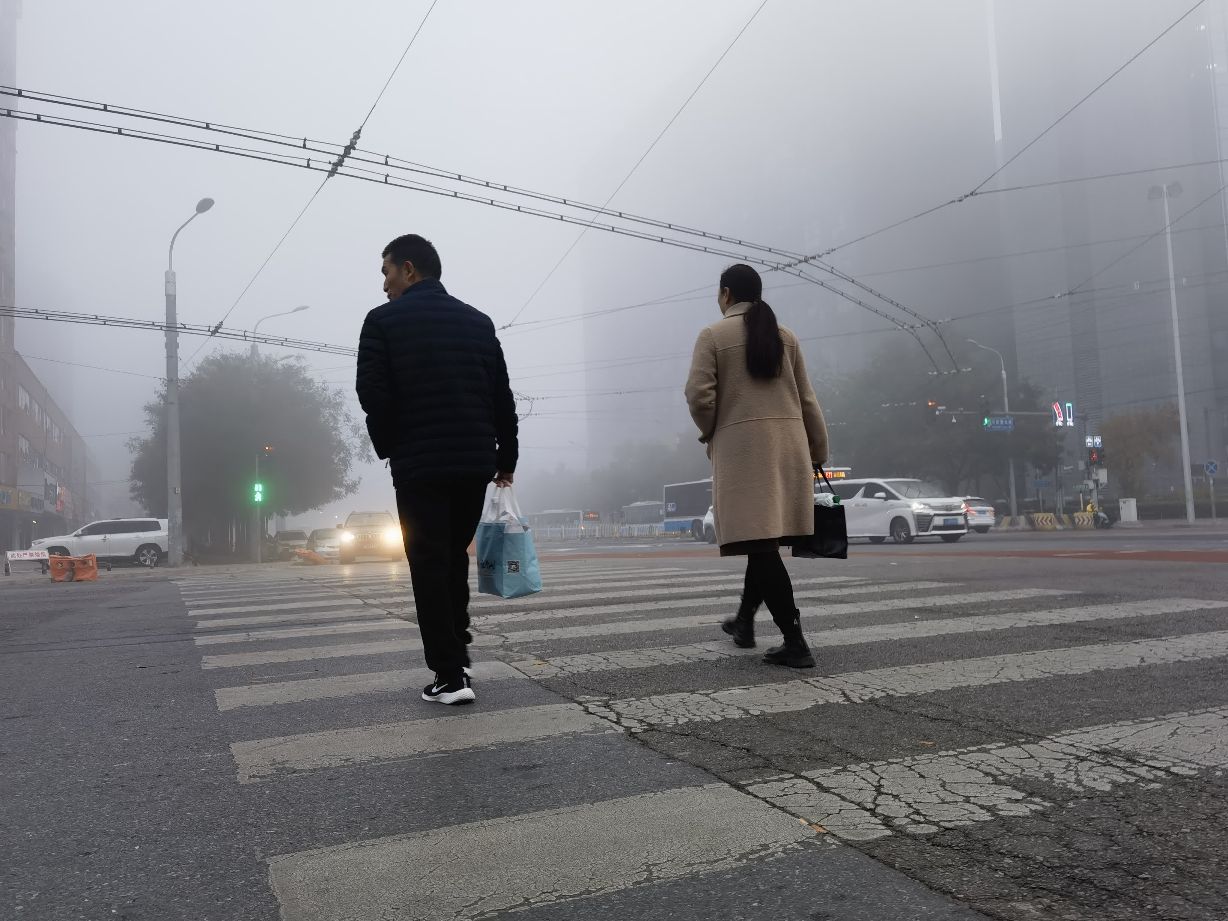11月2日清晨，行人在北京街頭行走。（新華社）