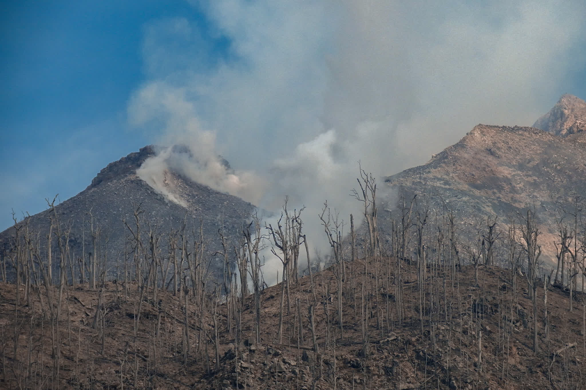 11月5日，勒沃托比火山爆發(fā)一天後，熔巖不時(shí)從火山口流出。（法新社）