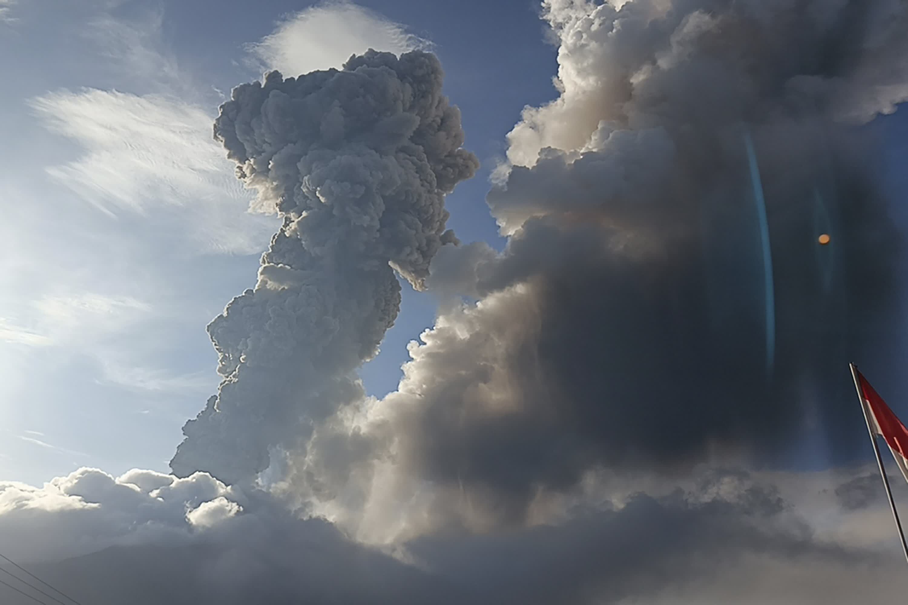 11月7日，印度尼西亞，勒沃托比火山在噴發(fā)過程中噴出火山物質(zhì)。（美聯(lián)社）