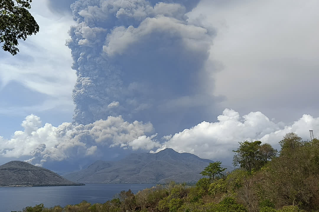 當?shù)貢r間11月9日8時50分，印尼勒沃托比火山發(fā)生噴發(fā)，火山灰柱達6000米，噴發(fā)持續(xù)時間約416秒。（美聯(lián)社）