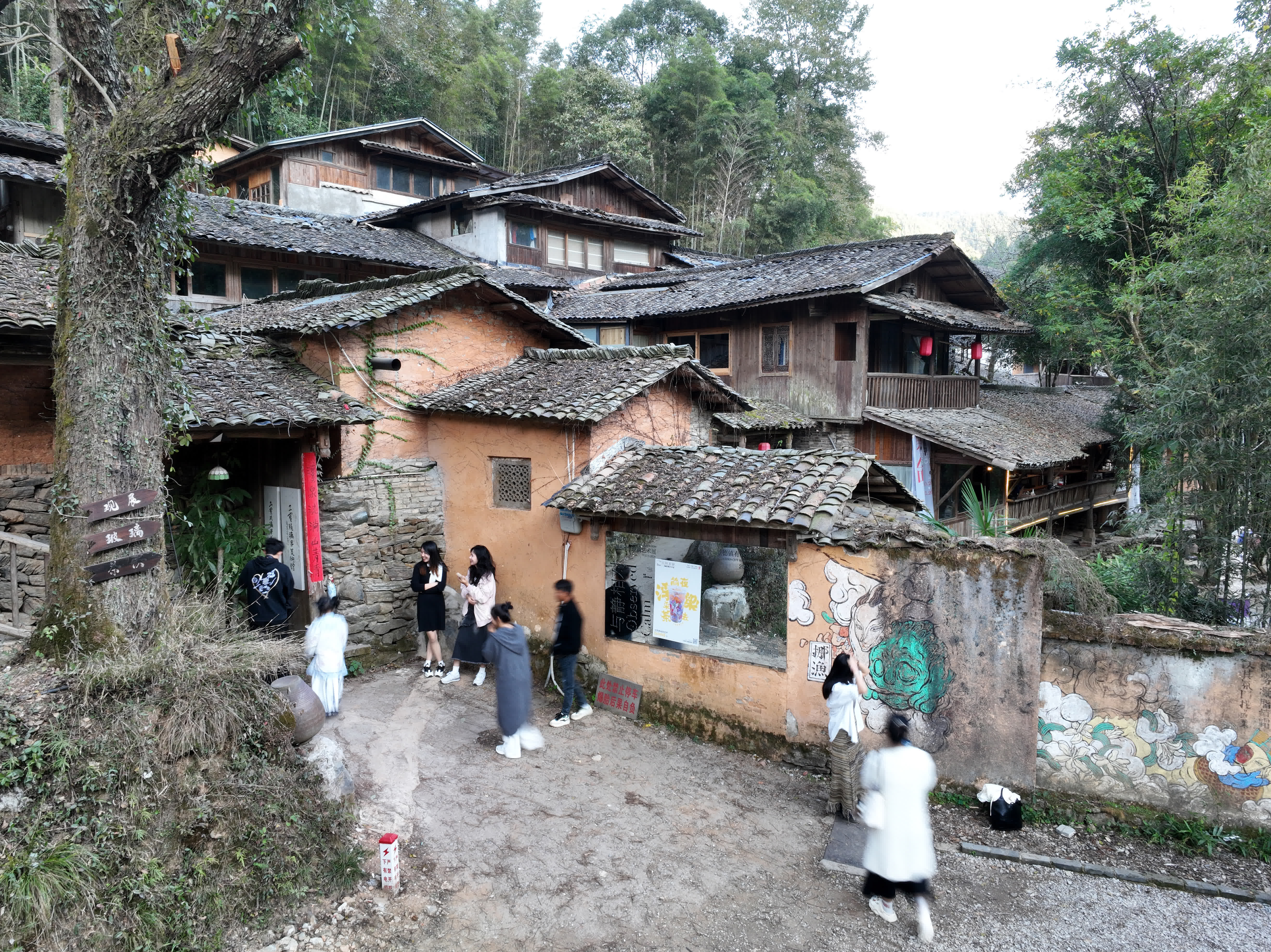 11月9日，遊客在江西景德鎮(zhèn)三寶村陶源谷景區(qū)打卡拍照。中新社