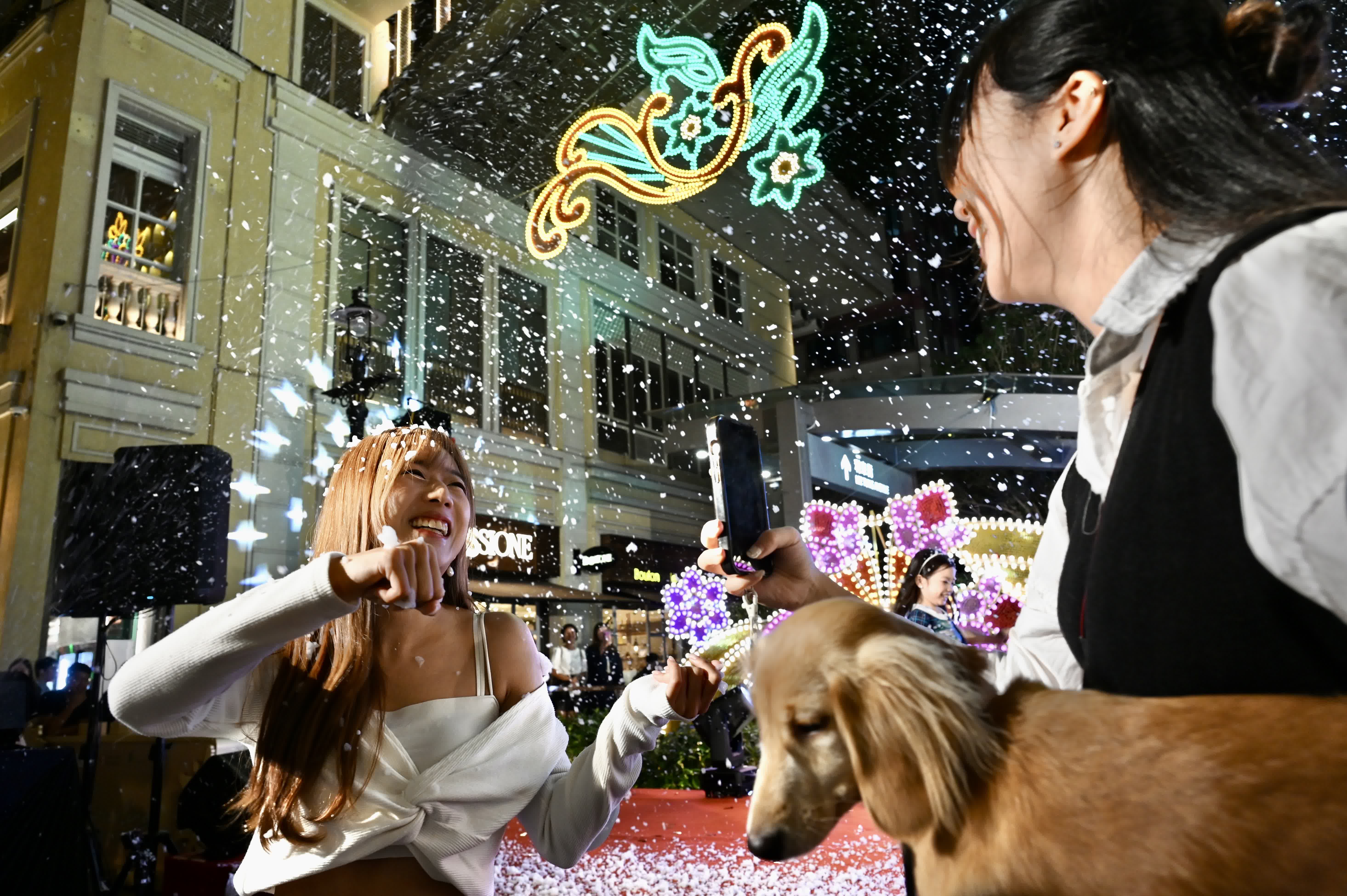 圖為女士在「飄雪」效果中享受浪漫冬日氣氛。（中新社）