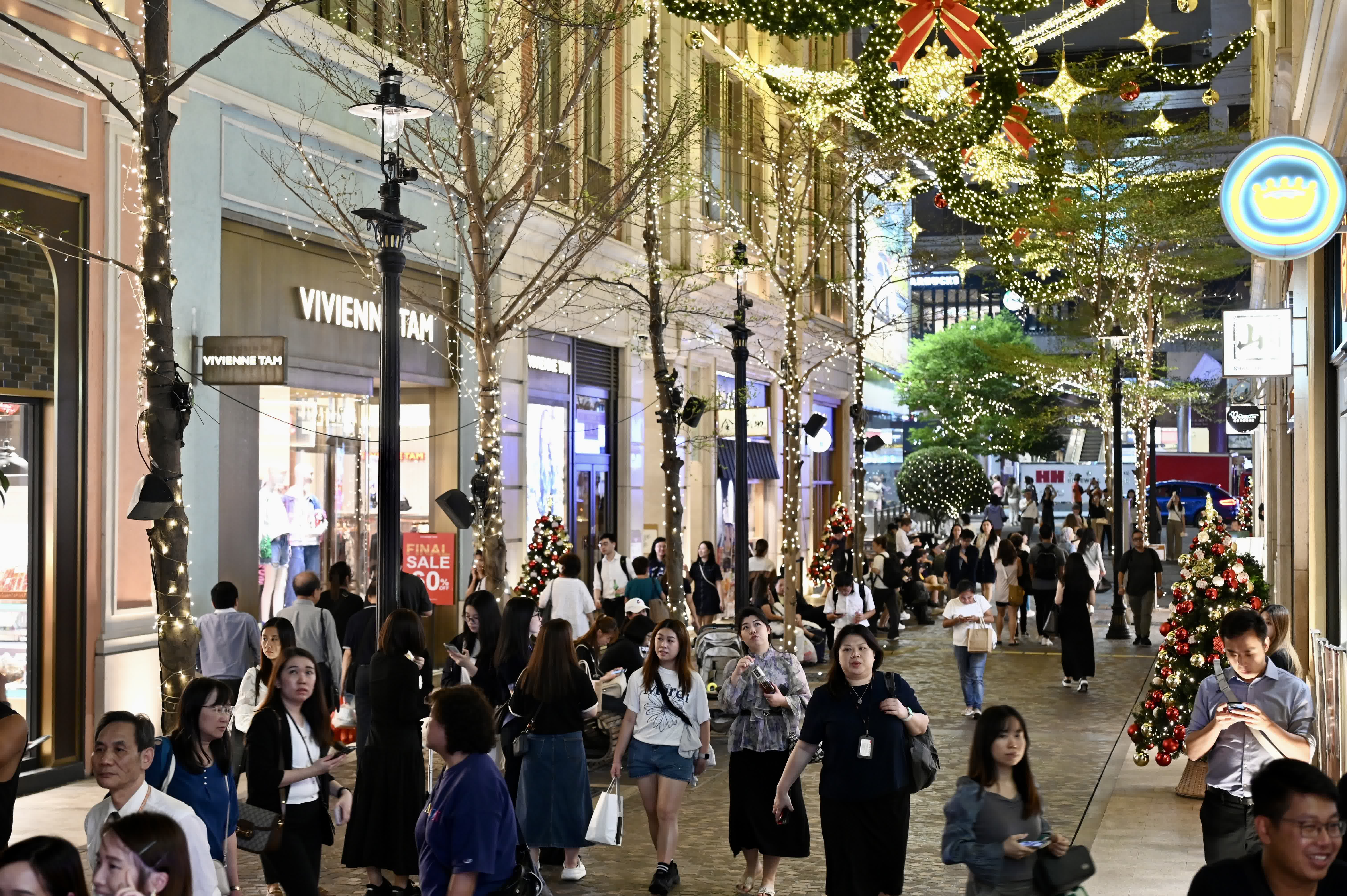 圖為香港灣仔利東街充滿節日氣氛。（中新社）