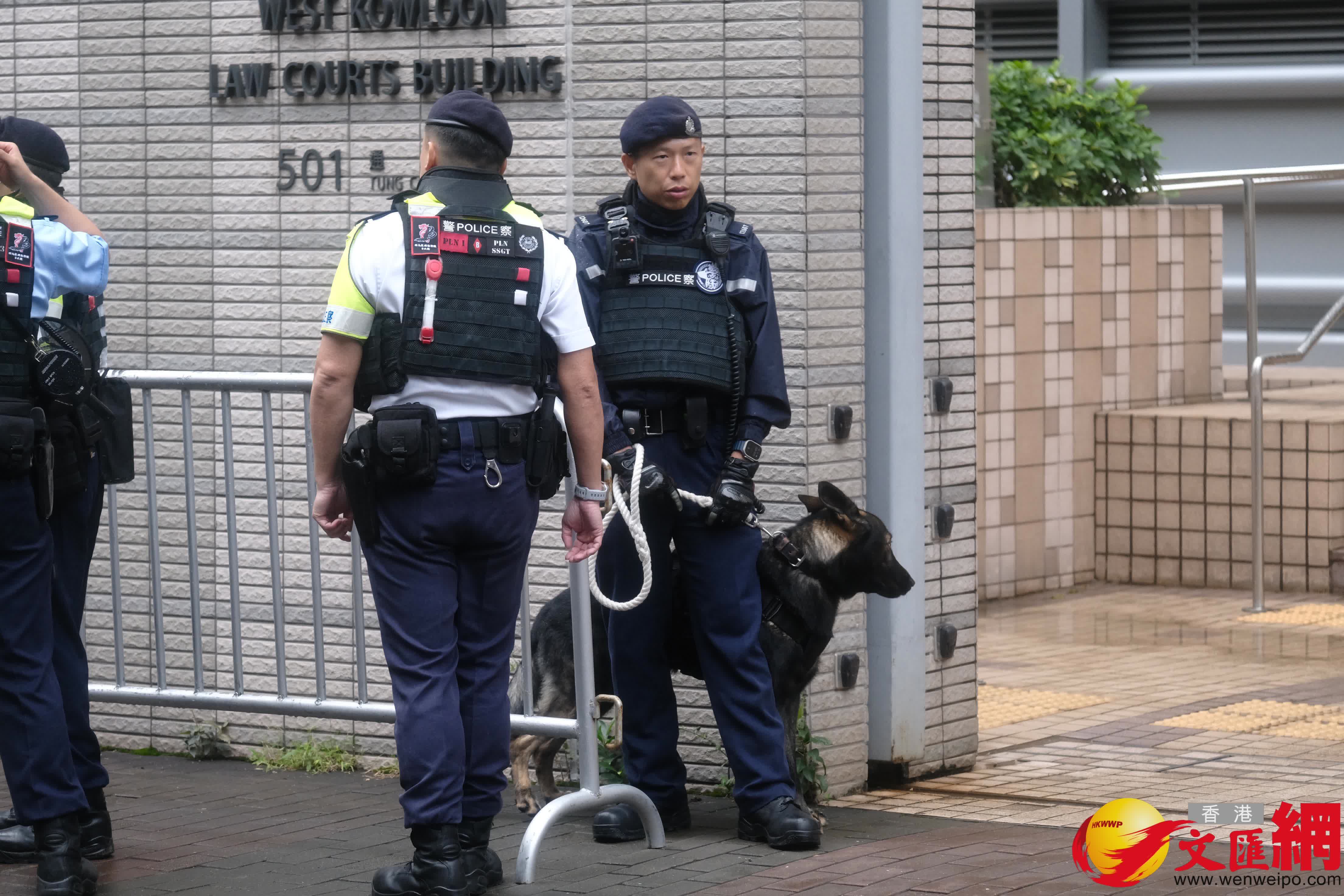 法院外圍一帶加強保安。（香港文匯報記者涂穴攝）