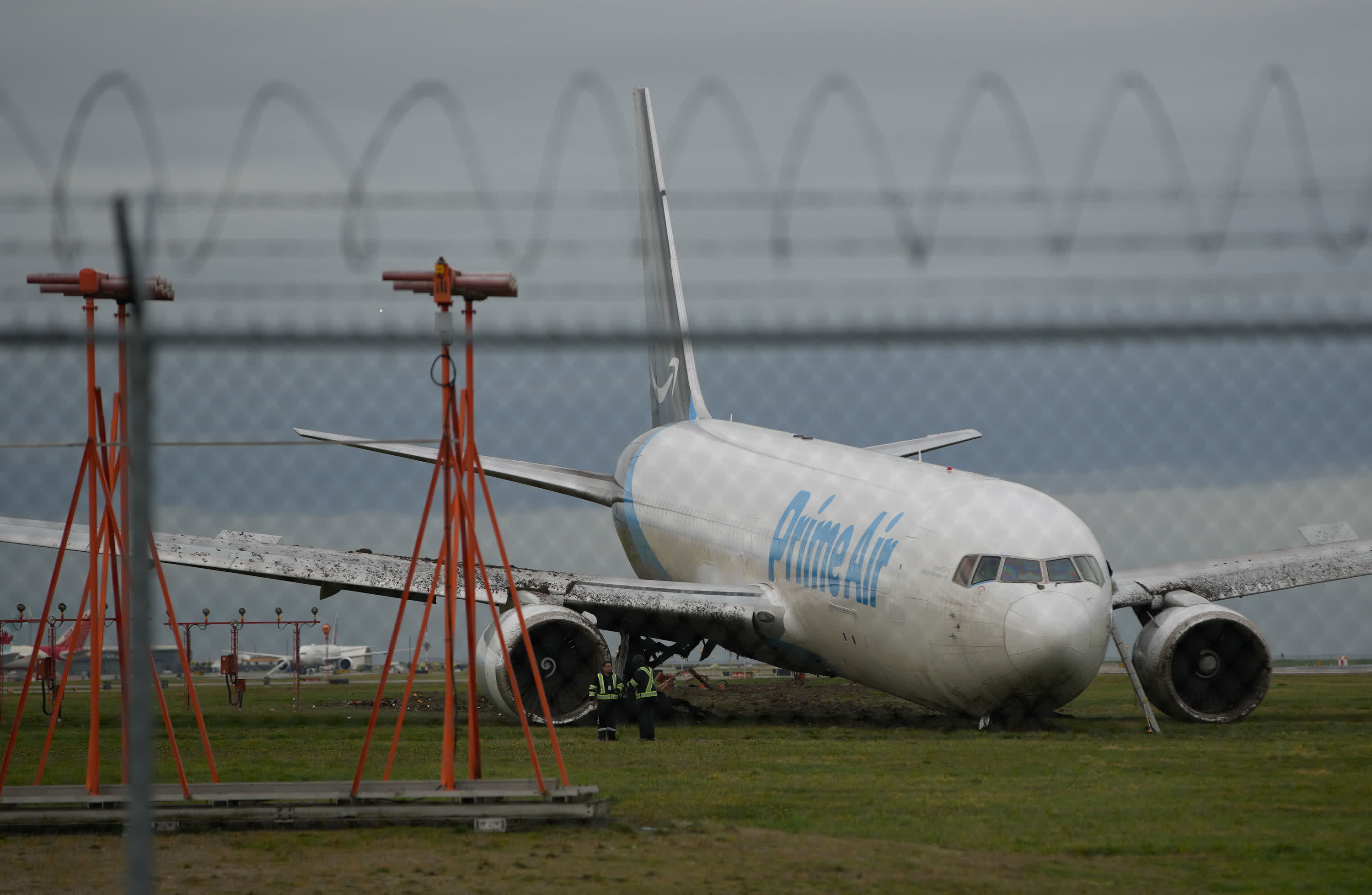 這是11月19日在加拿大溫哥華國際機場拍攝的波音767-338貨運飛機。（新華社）