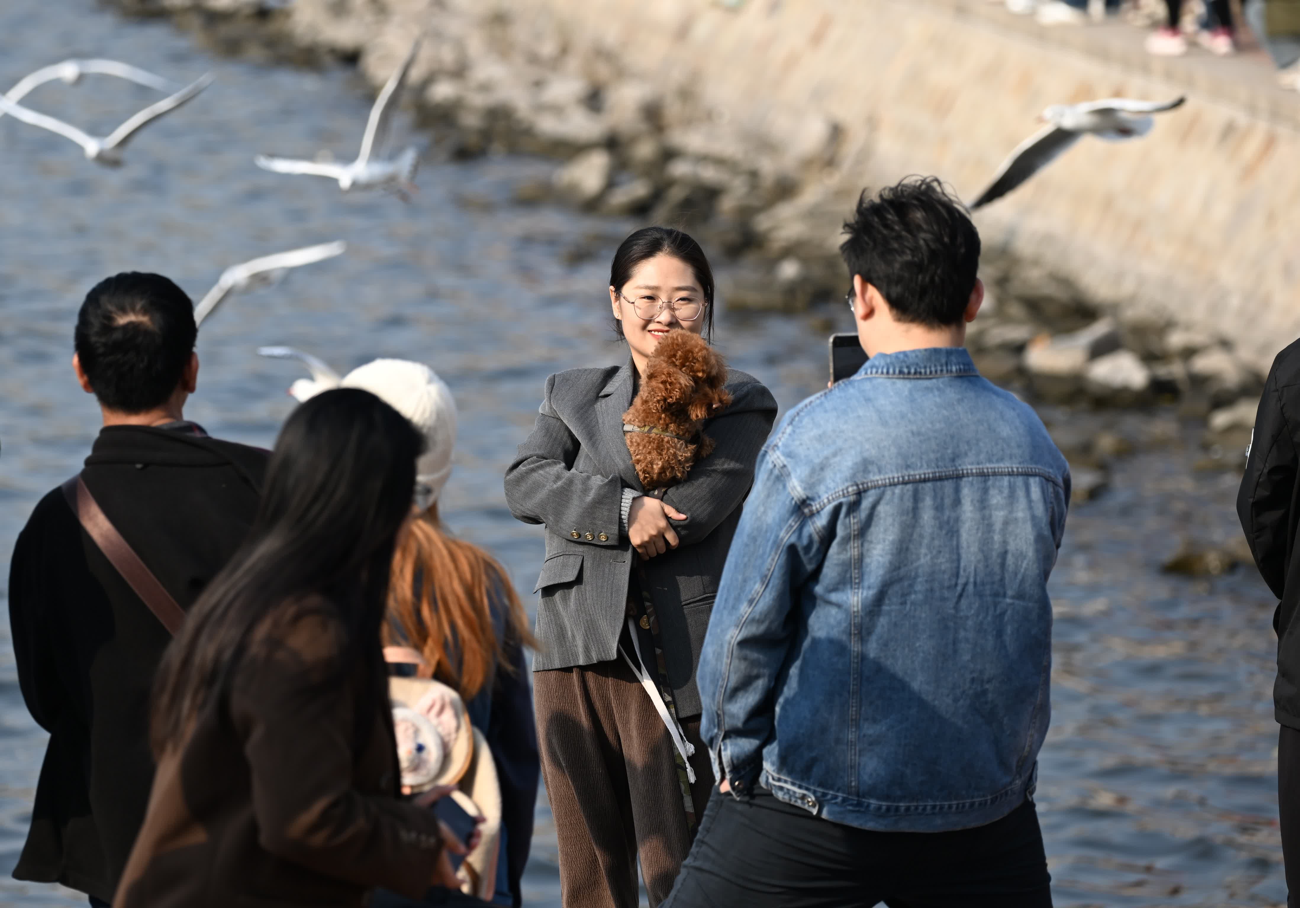 11月19日，遊人在海河岸邊留影。（新華社）