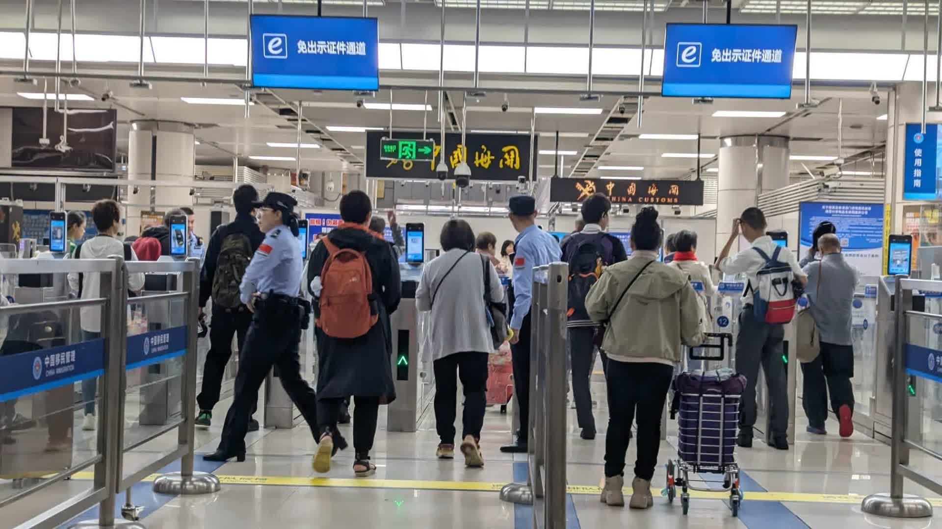 記者實測免出示證件過關 十數秒即通關 港人讚方便 - 香港 - 香港文匯網