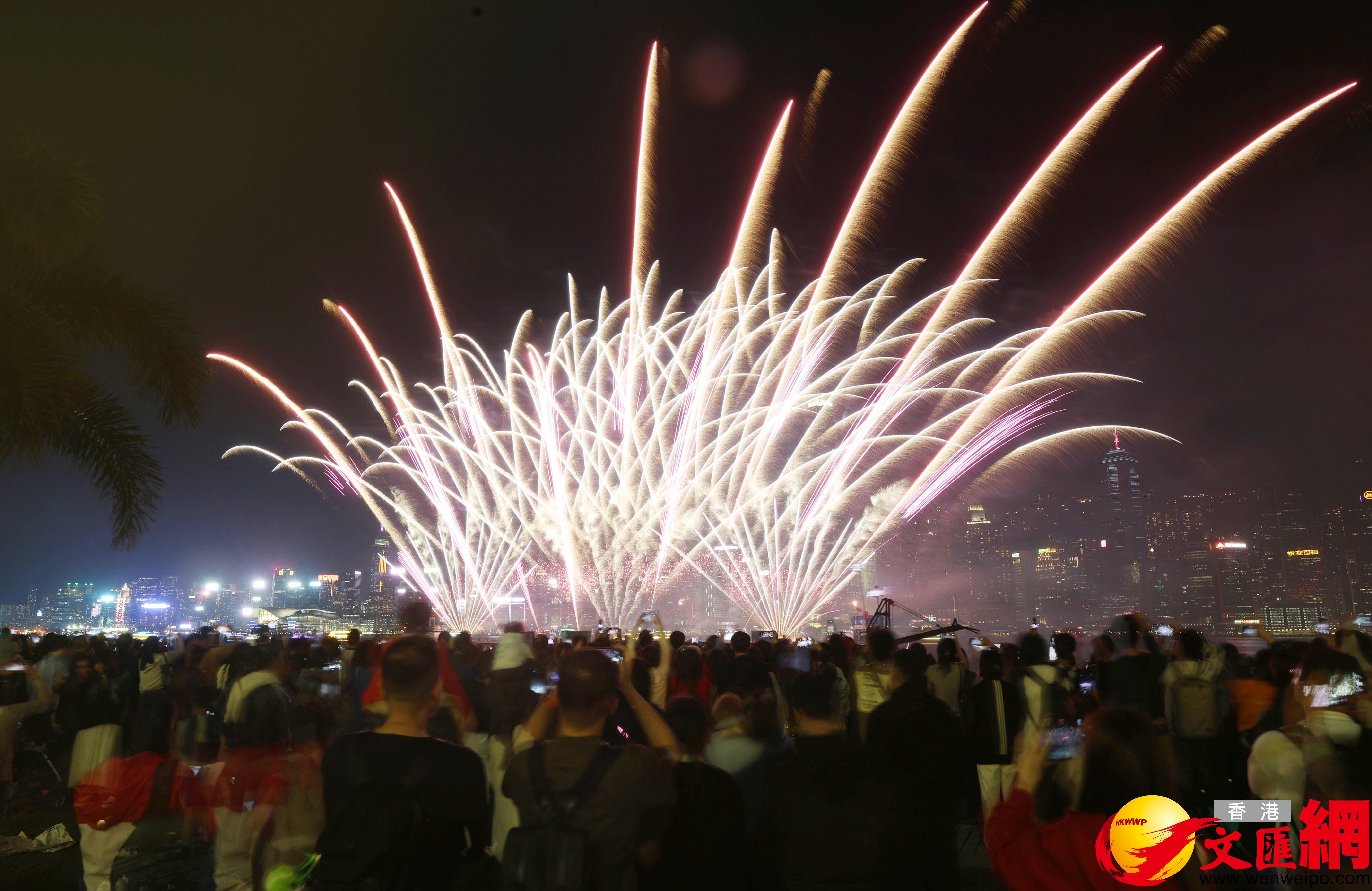 圖為活動主辦方在維多利亞港燃放水上煙火。（香港文匯報記者郭木又攝）