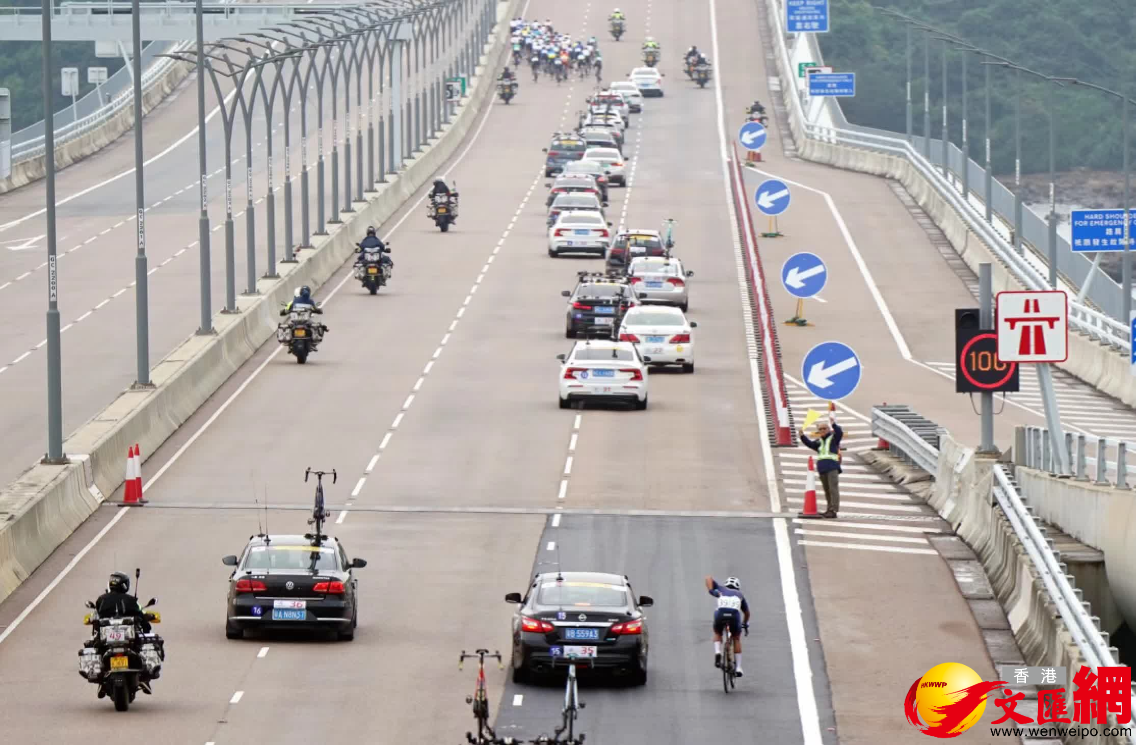 一眾車手駛至香港賽道路段。（記者郭正謙攝）