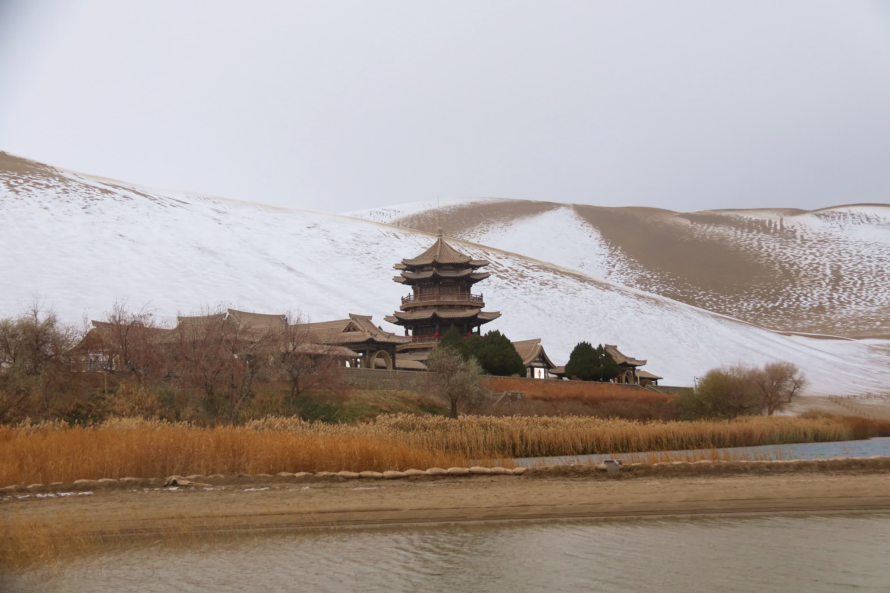 這是11月23日拍攝的敦煌市鳴沙山月牙泉景區(qū)雪景。（新華社）