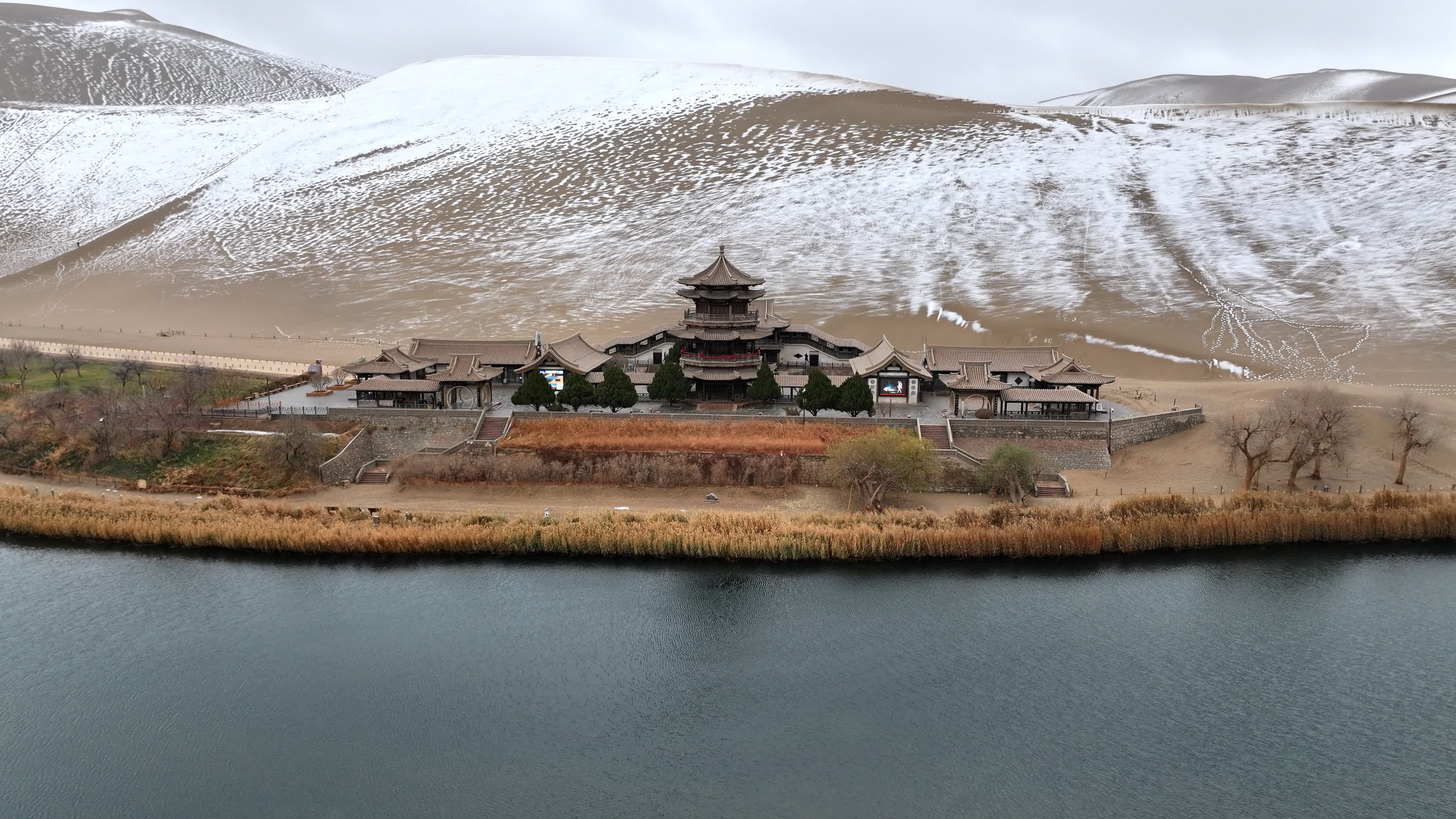 這是11月23日拍攝的敦煌市鳴沙山月牙泉景區(qū)雪景（無(wú)人機(jī)照片）。（新華社）