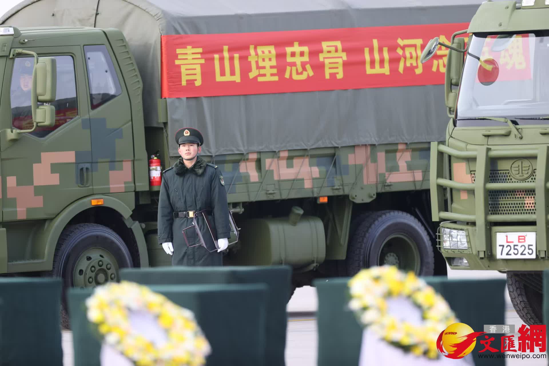 現場迎回棺槨的車輛準備就緒，等待烈士遺骸歸國。（香港文匯網實習記者何思熳）