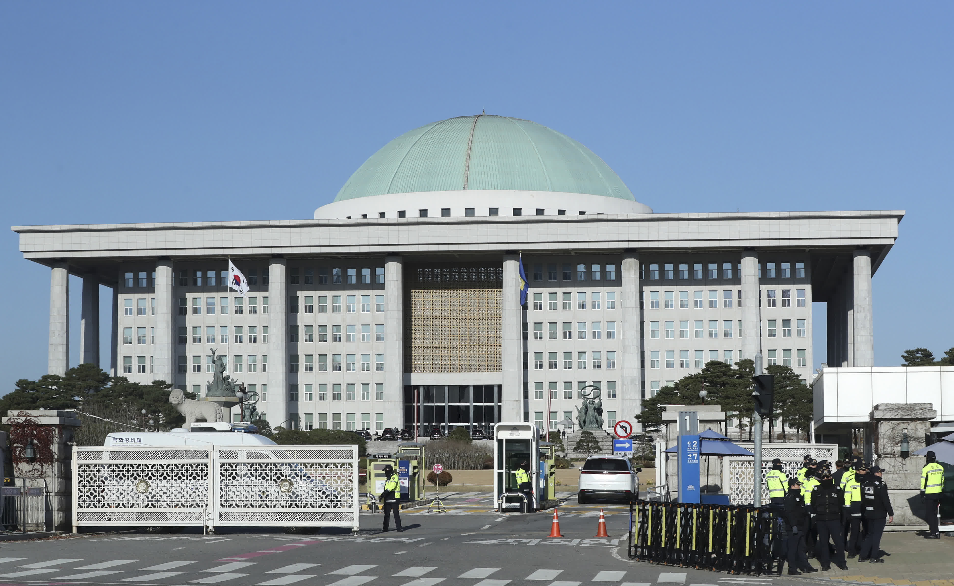 12月4日，警察聚集在韓國(guó)首爾的國(guó)會(huì)議事堂附近。（新華社）