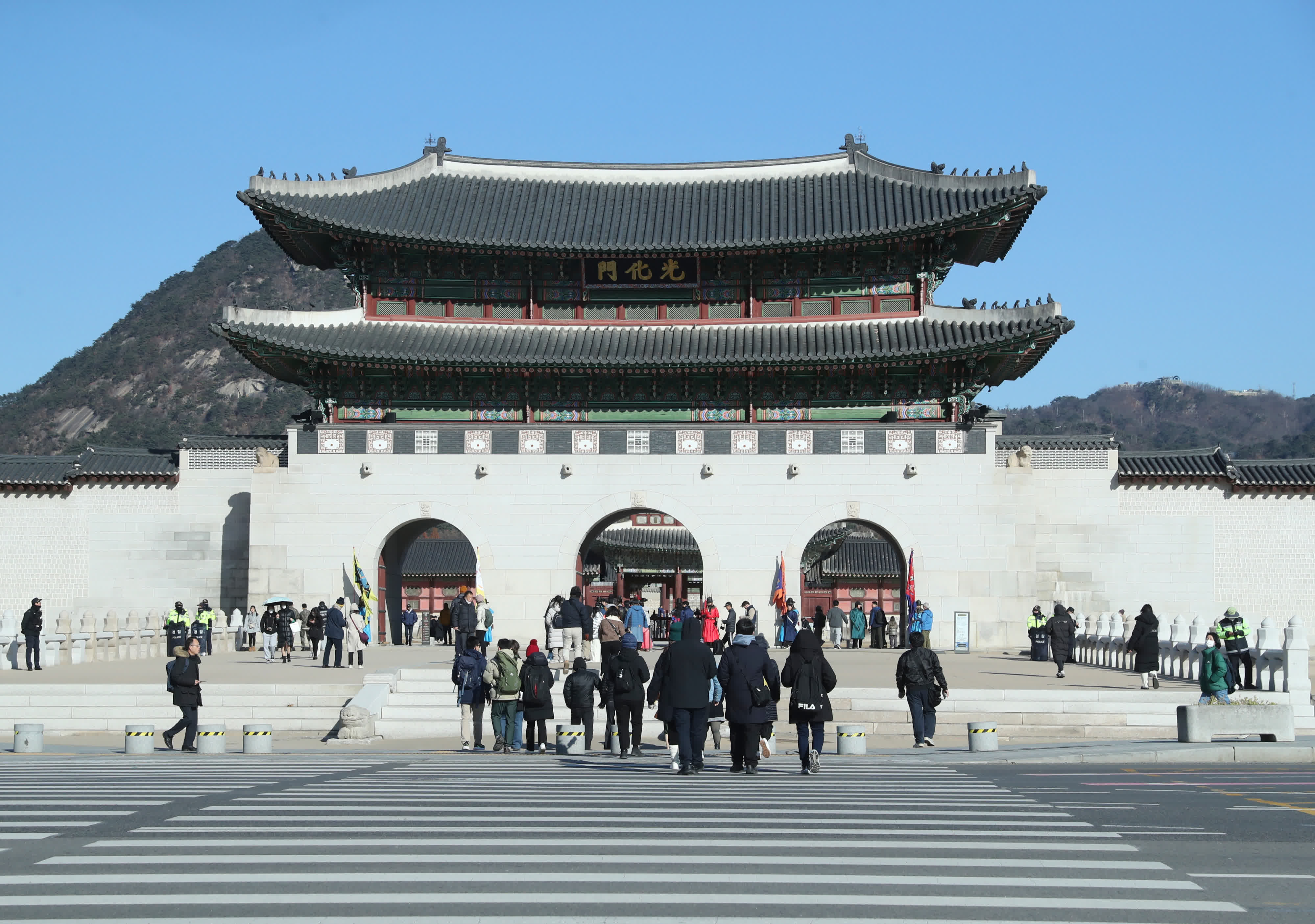 12月4日，遊客在韓國(guó)首爾的光化門廣場(chǎng)前遊覽。（新華社）