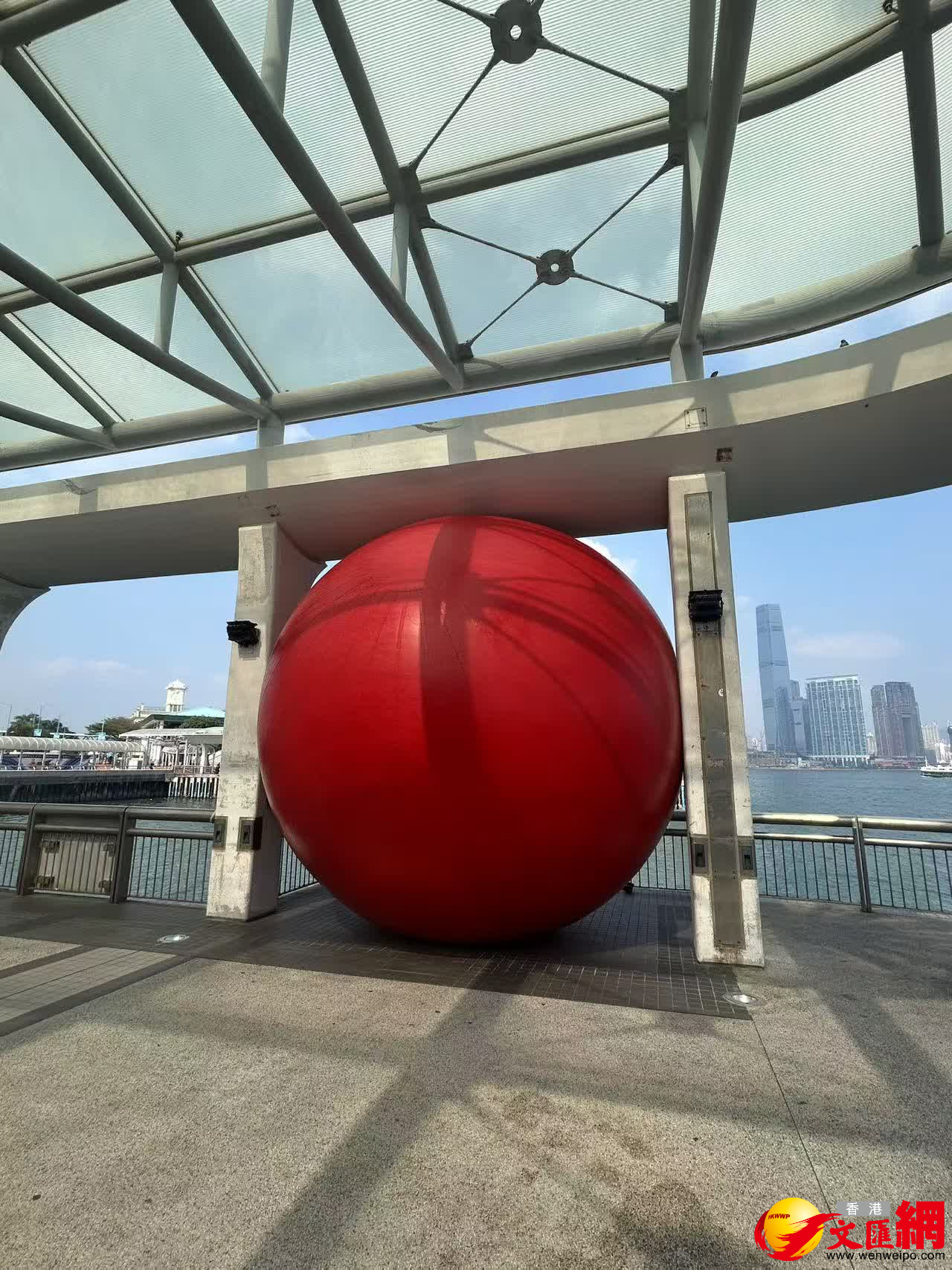 作為「BODW in the city」的夥伴活動之一，紅球巡展香港將於即日起至15日期間，每日在一個不同的地點免費展出，為大家?guī)硪贿B10日的精彩旅程。（香港文匯報記者胡茜 攝）