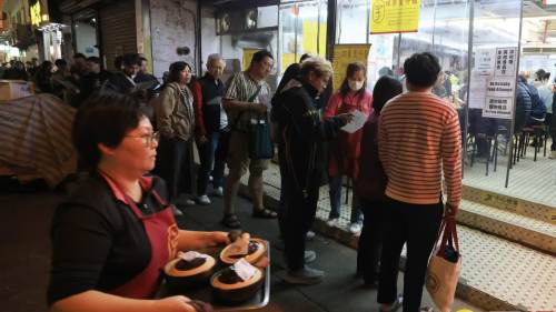 本港市區(qū)錄得16度低溫　市民排長隊吃煲仔飯