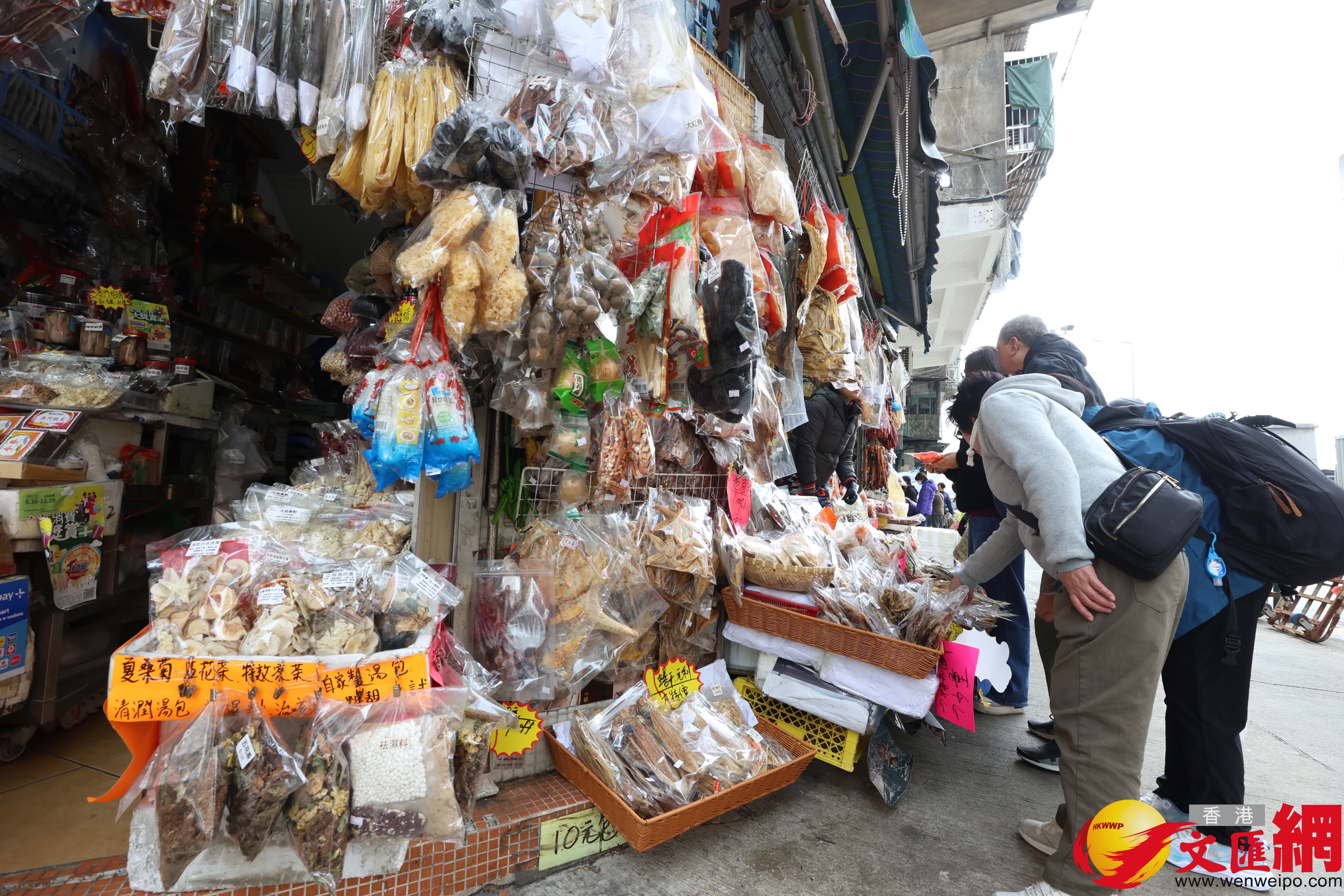 一些海鮮乾貨舖仍坐落於大樓外。（香港文匯報(bào)記者萬霜靈　攝）