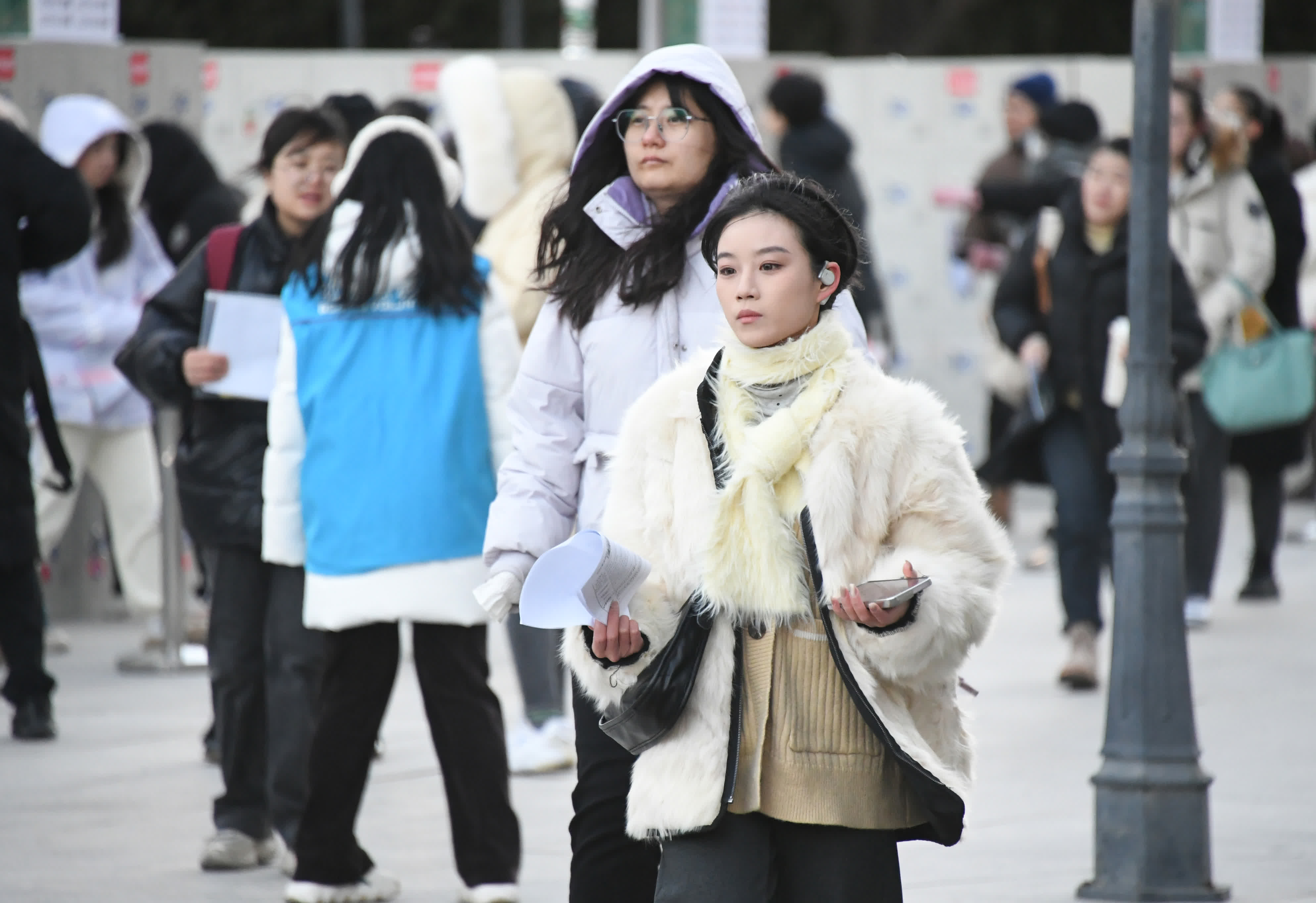 12月21日，在中國人民大學考點，考生準備進入考場。新華社