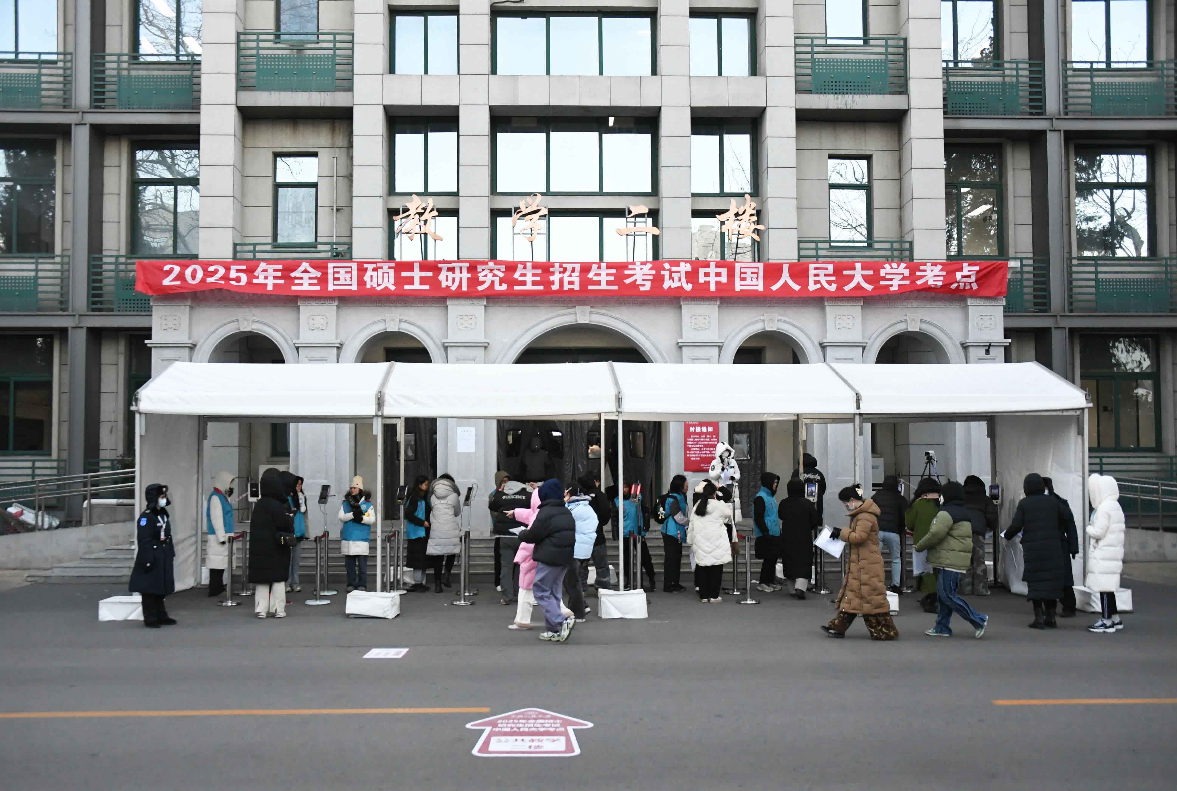 12月21日，在中國人民大學考點，考生有序進入考場。新華社