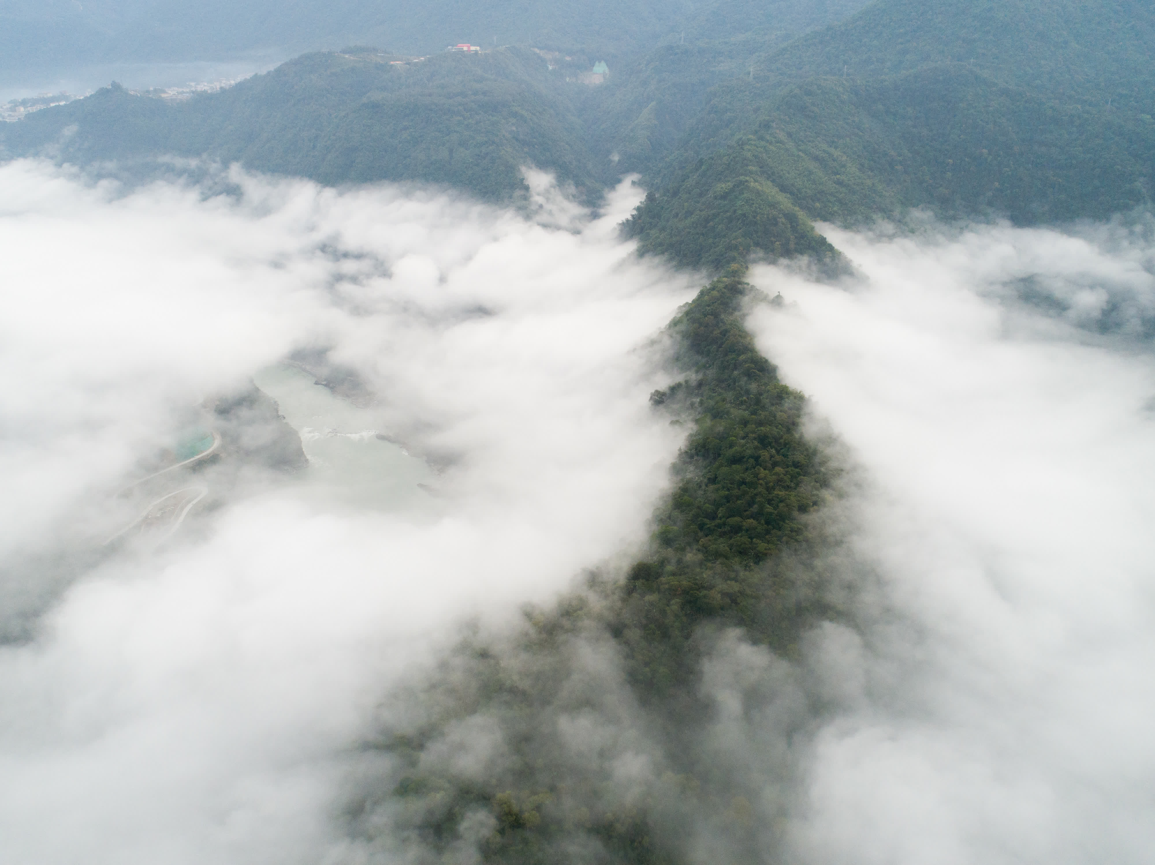 這是12月21日在墨脫縣境內(nèi)拍攝的雲(yún)海景觀（無人機(jī)照片）。新華社