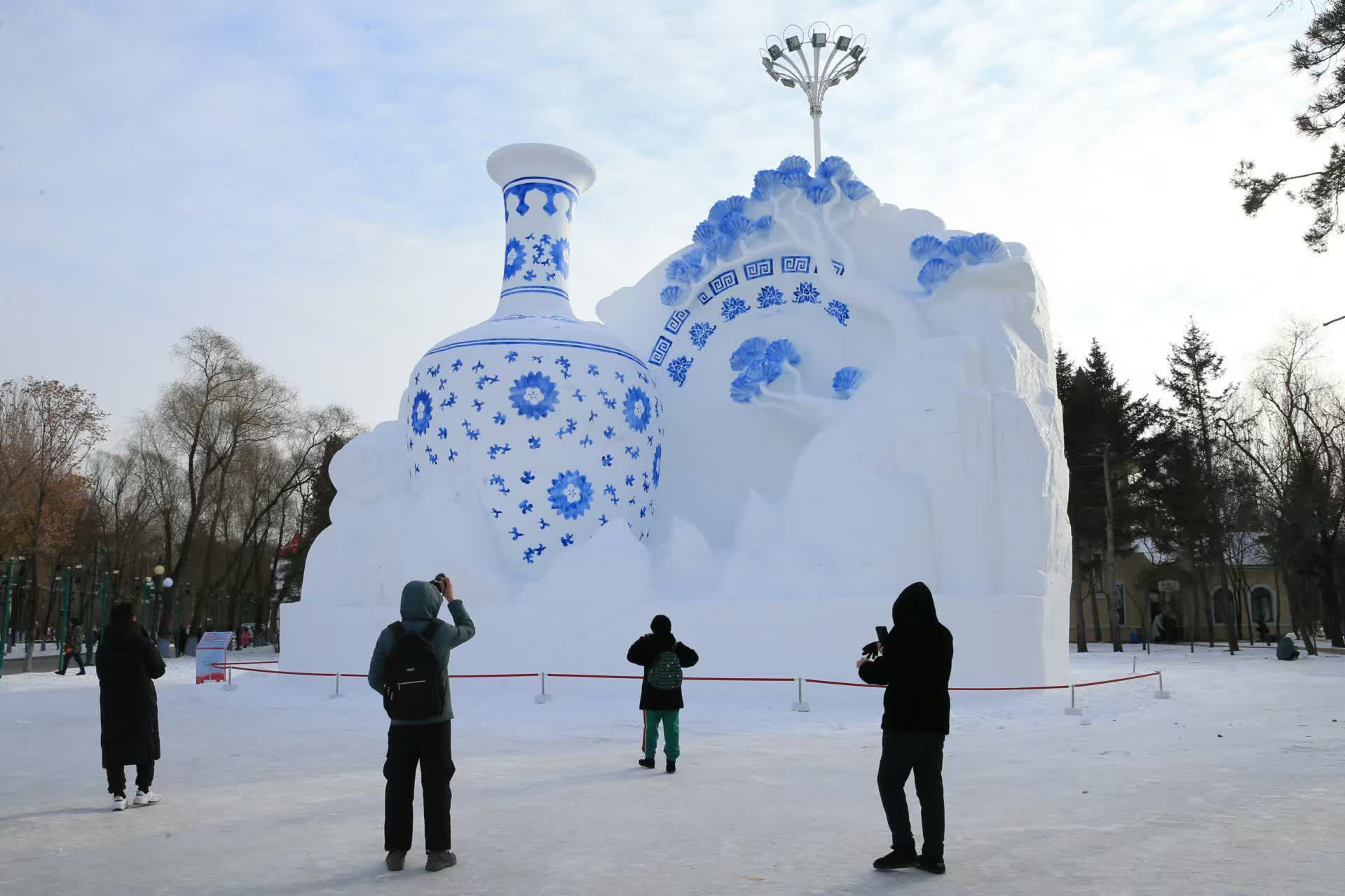 遊客打卡雪雕作品《青花瓷》。（新華社）