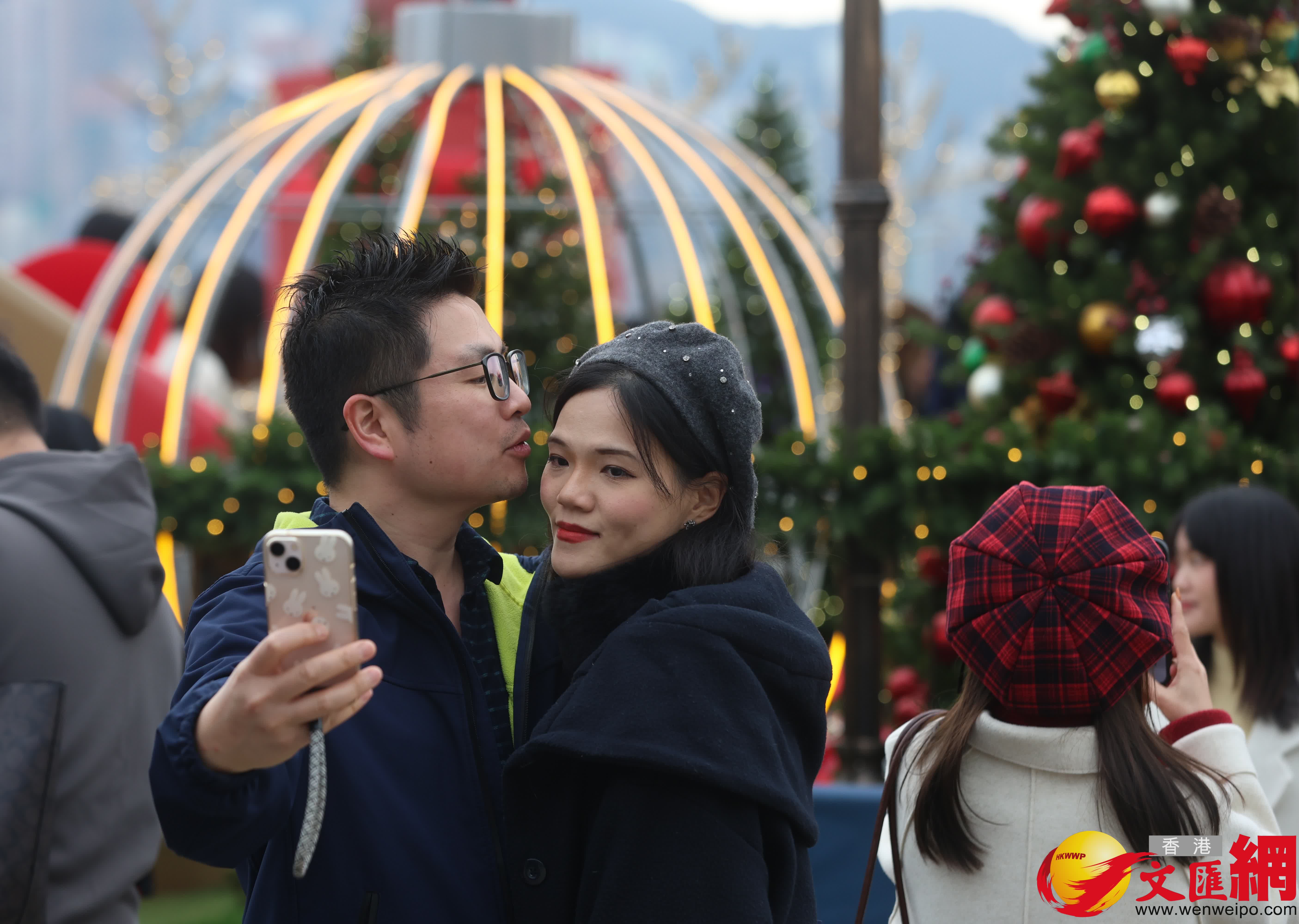 西九聖誕小鎮,情人偷吻拍下甜蜜一刻。 西九聖誕小鎮,情人偷吻拍下甜蜜一刻。