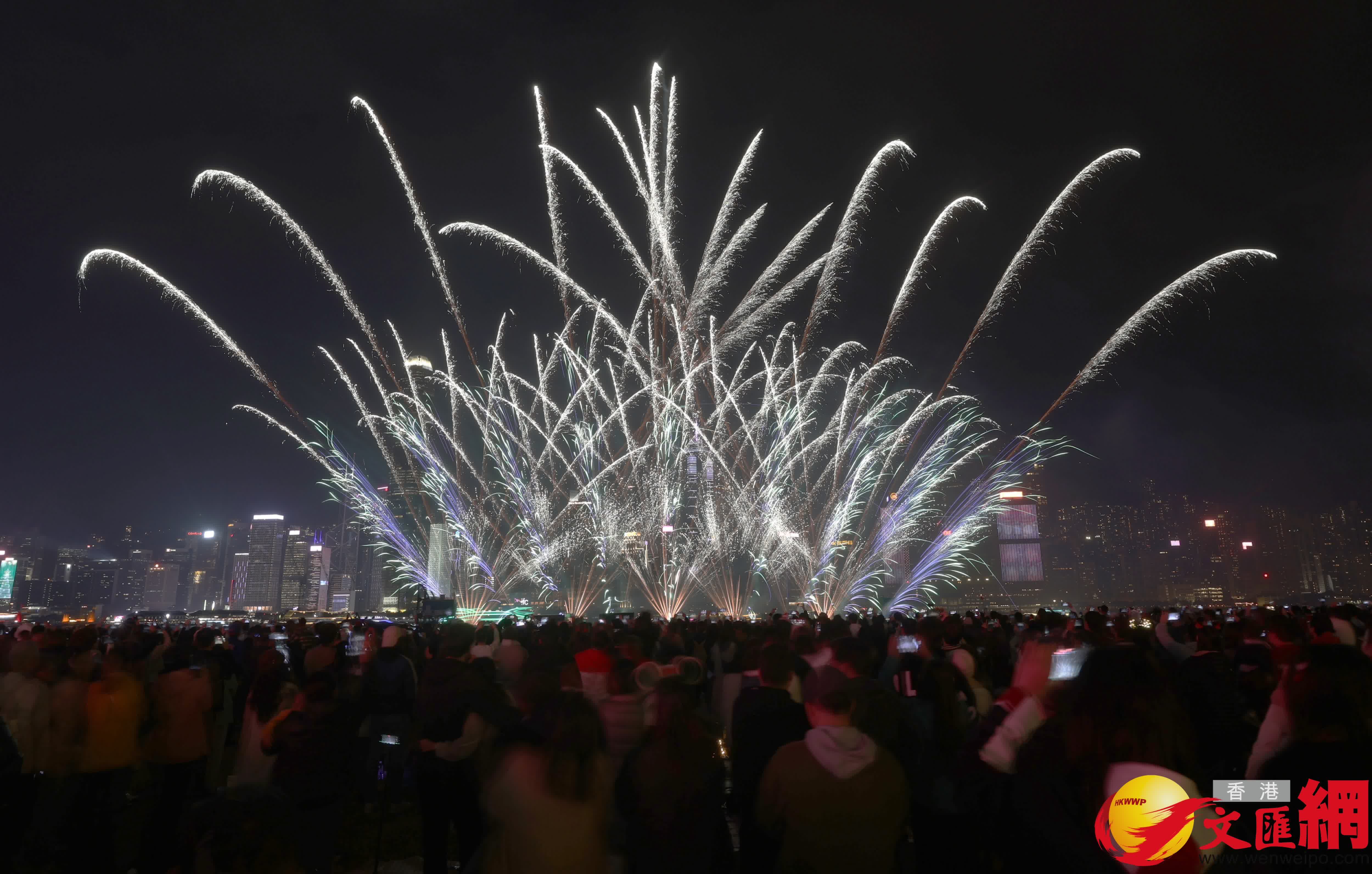 「冬日維港水上煙火」開幕，圖為綻放的煙火。（香港文匯報記者郭木又攝）
