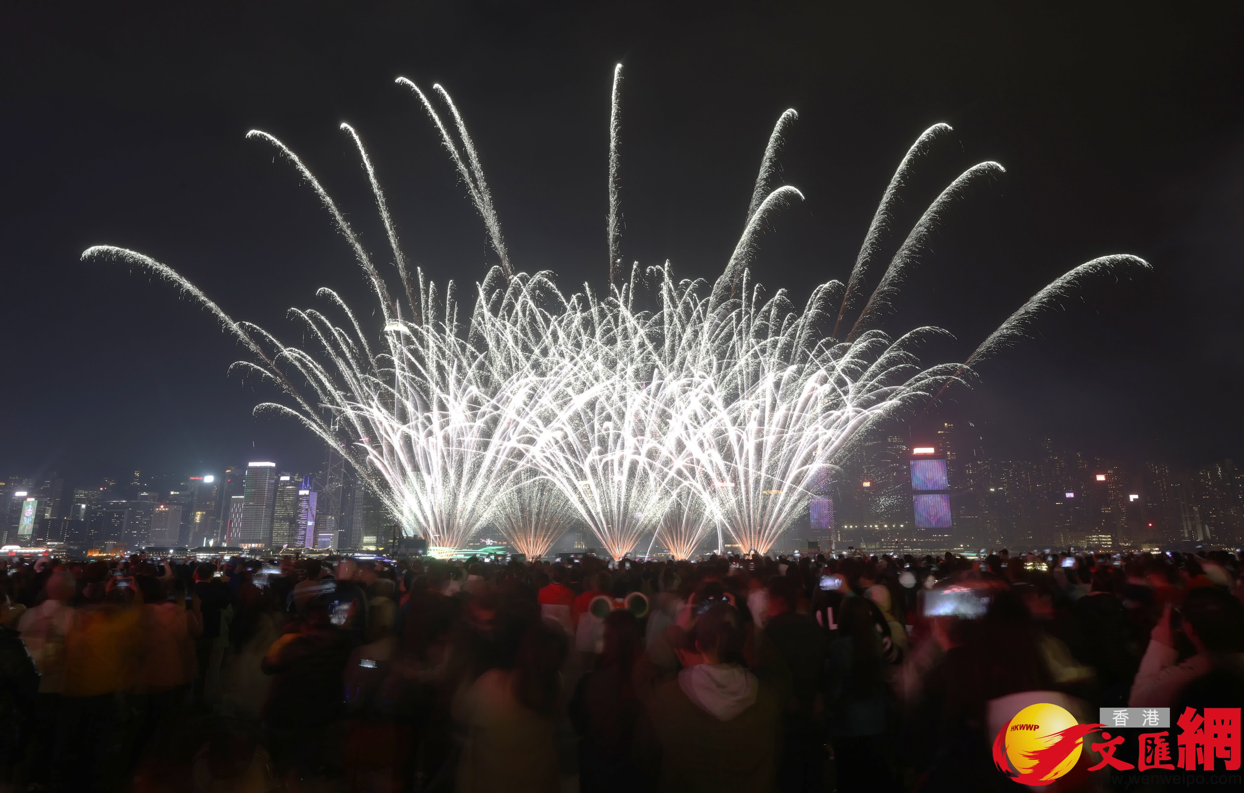 「冬日維港水上煙火」開幕，圖為綻放的煙火。（香港文匯報記者郭木又攝）