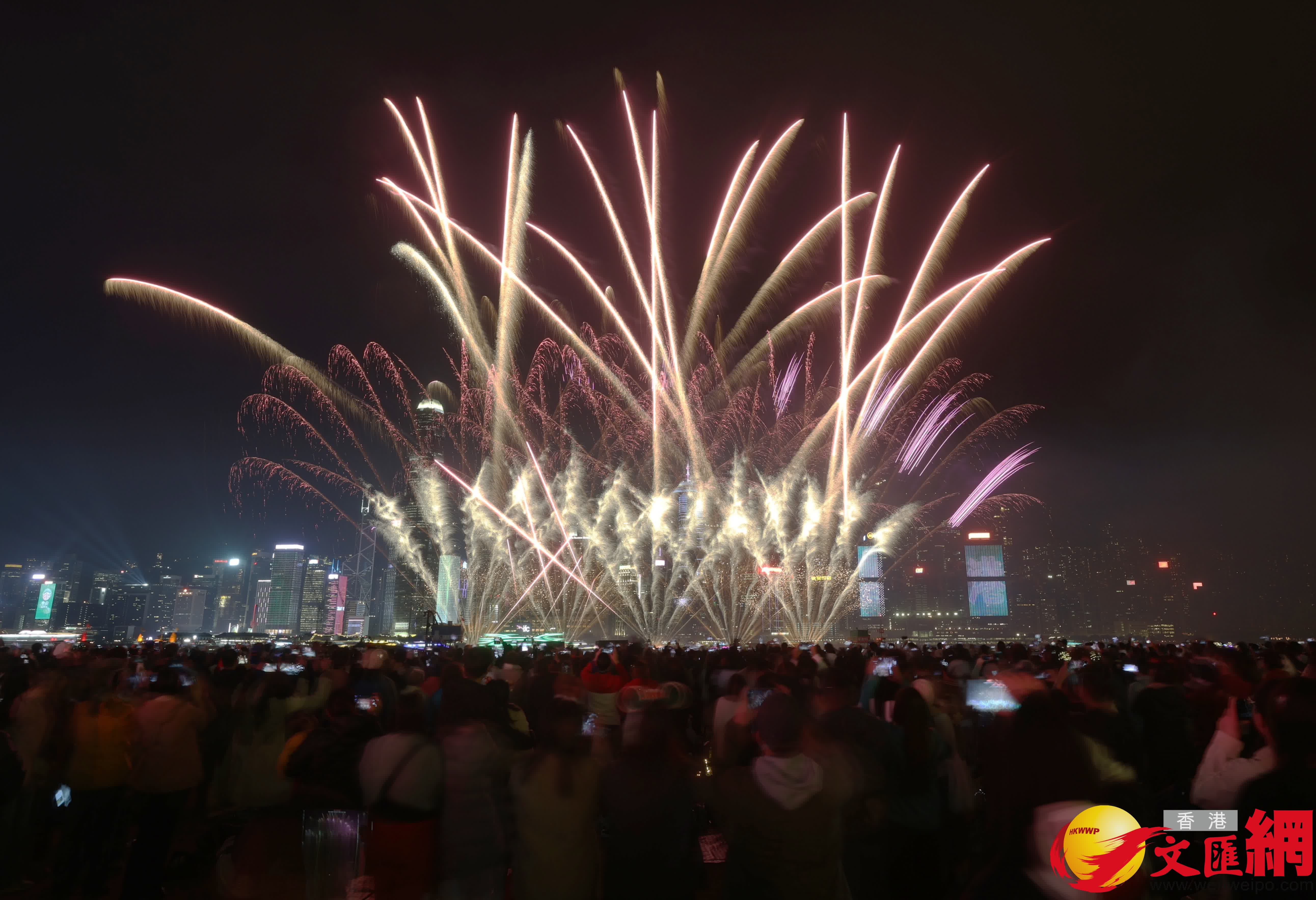 「冬日維港水上煙火」開幕，圖為綻放的煙火。（香港文匯報記者郭木又攝）