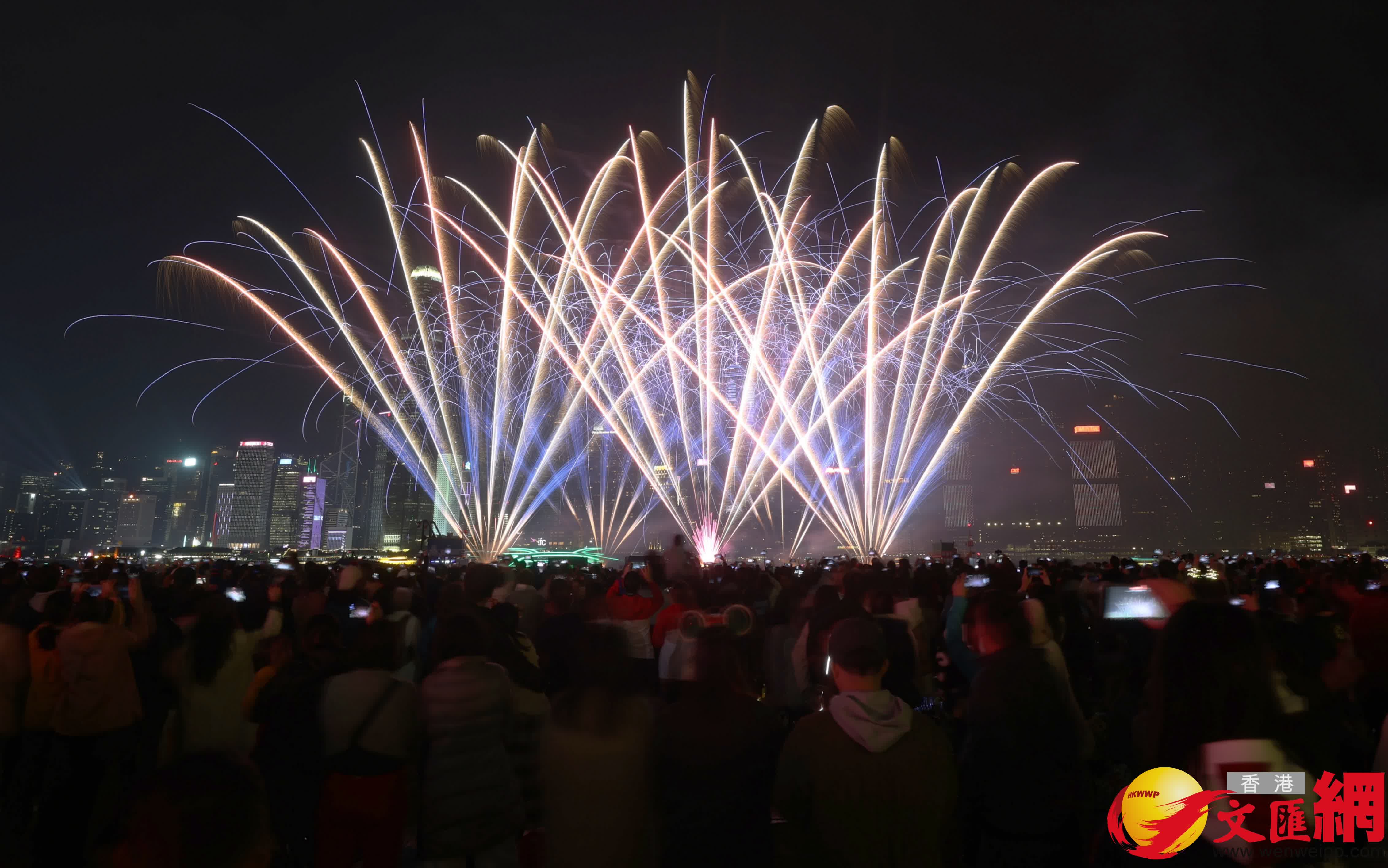「冬日維港水上煙火」開幕，圖為綻放的煙火。（香港文匯報記者郭木又攝）