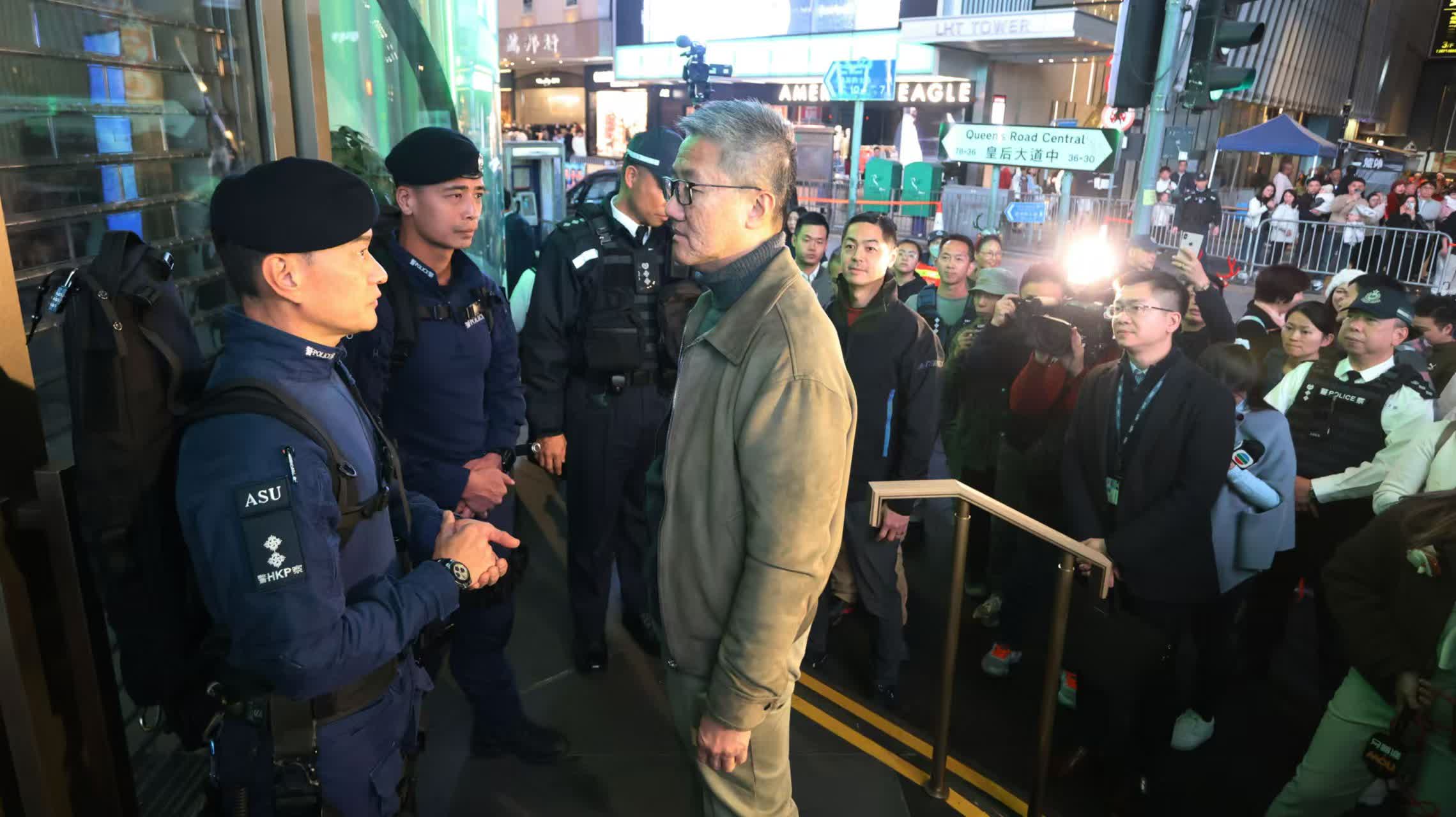 警務(wù)處處長蕭澤頤到蘭桂坊探訪值班警員 香港文匯報記者黃艾力攝