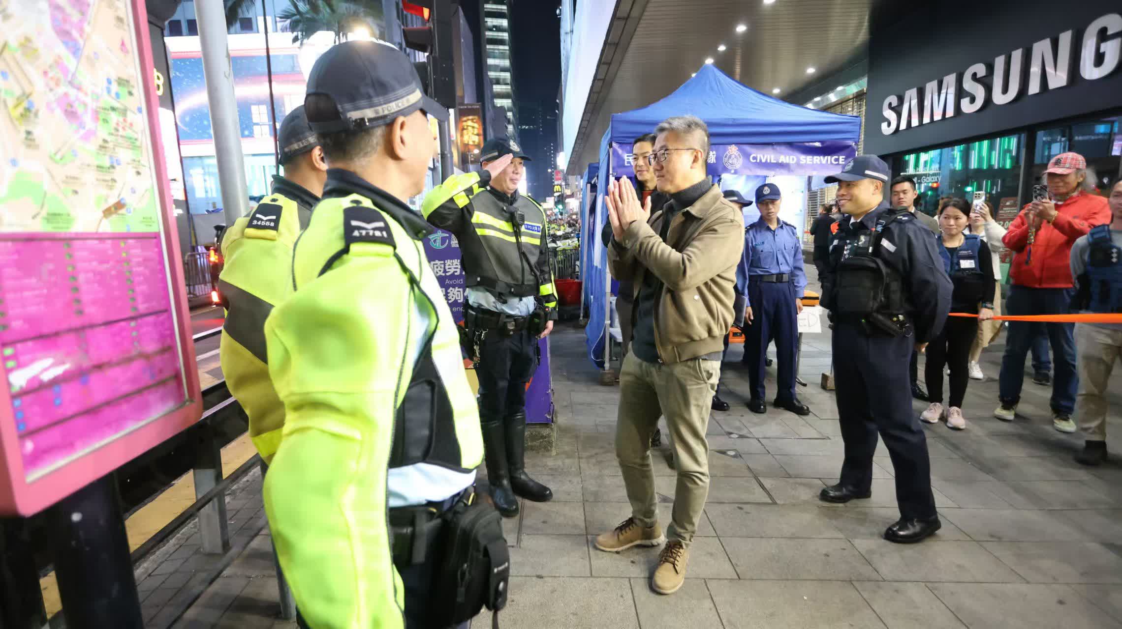 警務(wù)處處長蕭澤頤到蘭桂坊探訪值班警員 香港文匯報記者黃艾力攝