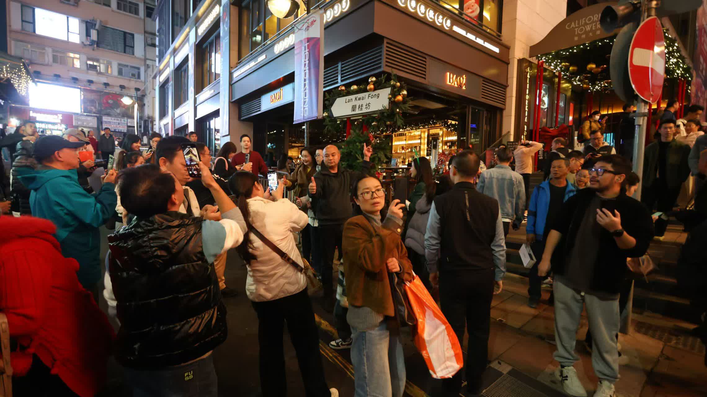 大批市民到蘭桂坊共度平安夜  香港文匯報記者黃艾力攝