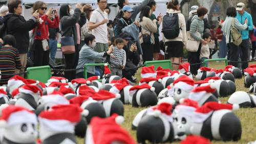 圖集︱逾千隻聖誕造型大熊貓雕塑現(xiàn)身中山公園勁吸睛