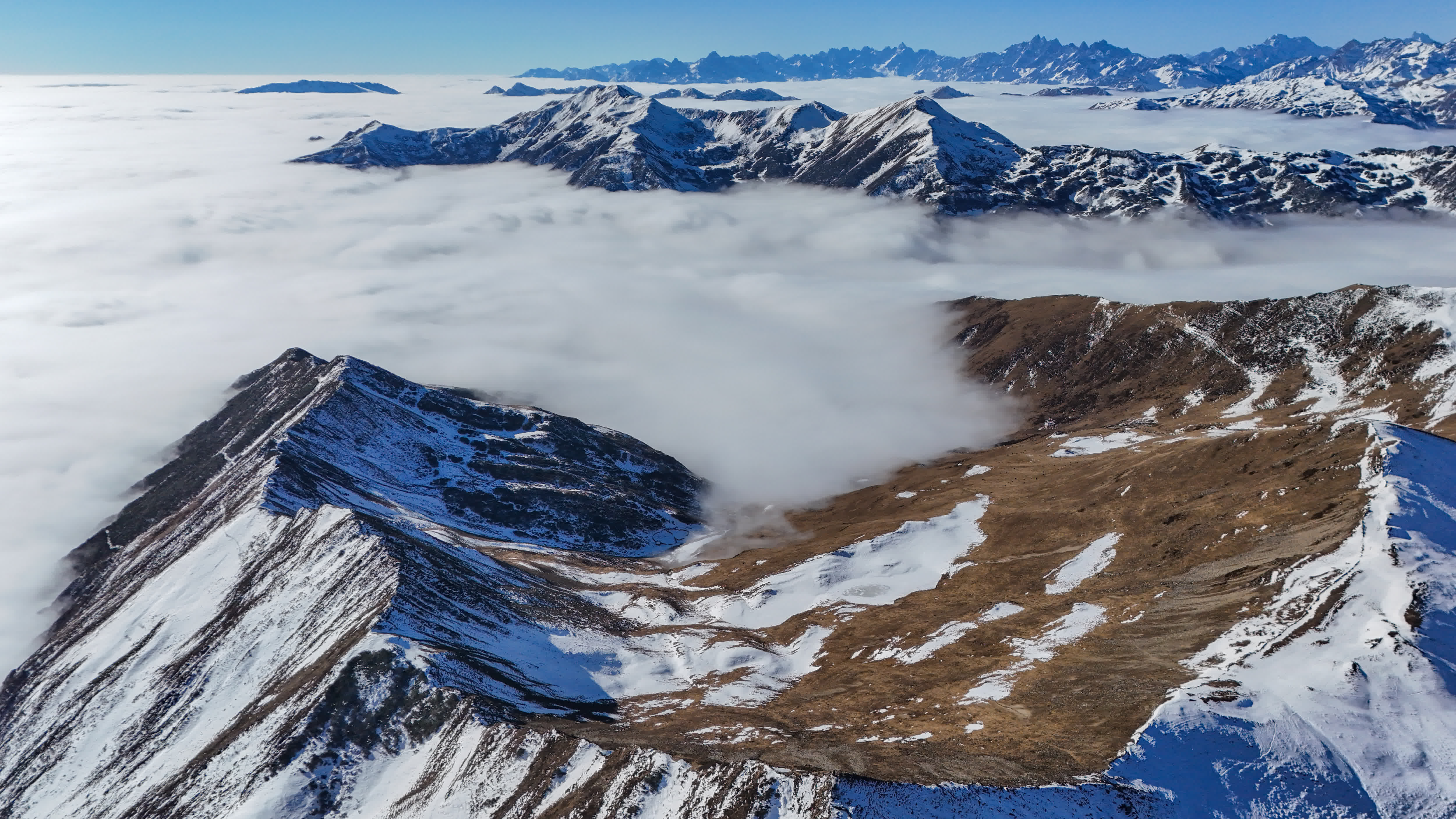 夾金山頂雲(yún)海、群山和白雪構(gòu)成一幅美麗畫卷。（新華社）