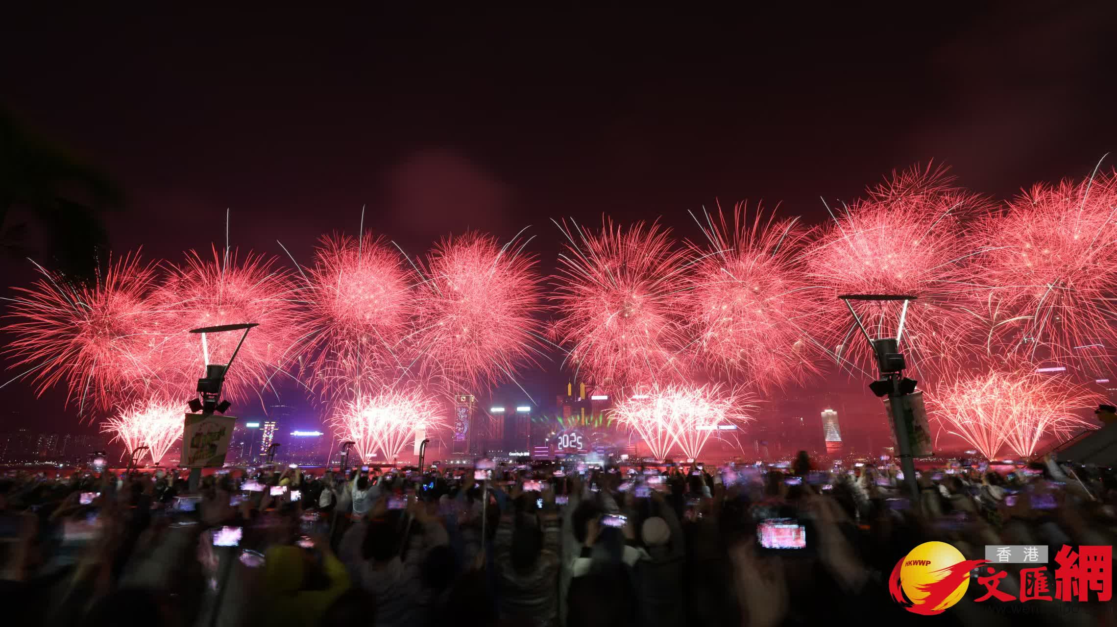 維港「跨年倒數(shù)」煙花匯演。圖為綻放的煙花。（記者黃艾力攝）