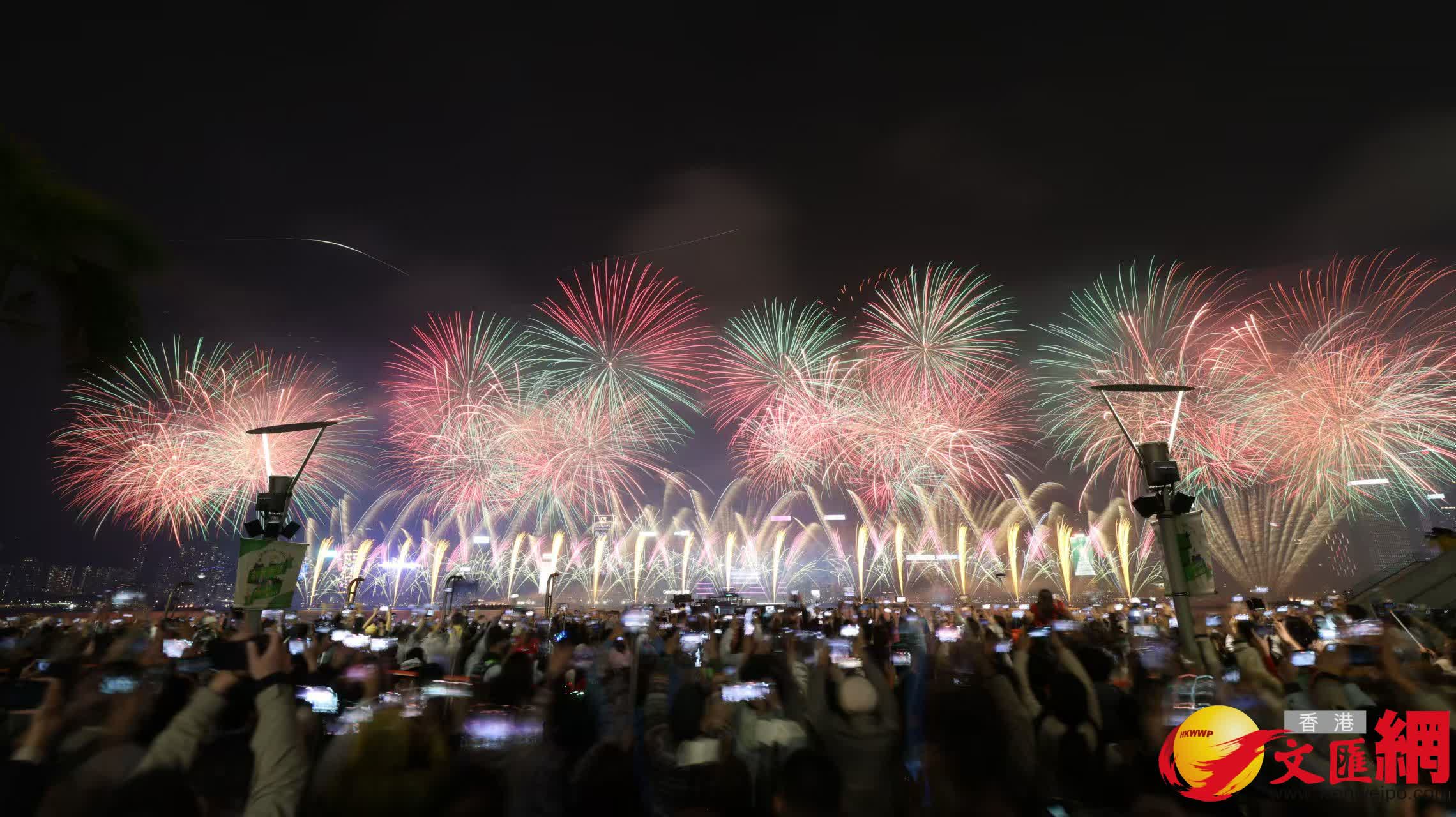 維港「跨年倒數(shù)」煙花匯演。圖為綻放的煙花。（記者黃艾力攝）