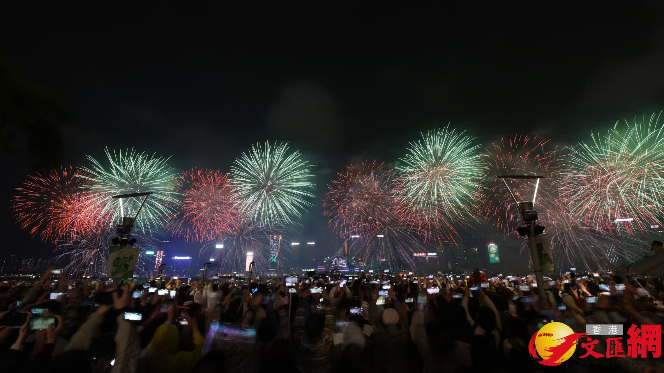 維港「跨年倒數(shù)」煙花匯演。圖為綻放的煙花。（記者黃艾力攝）