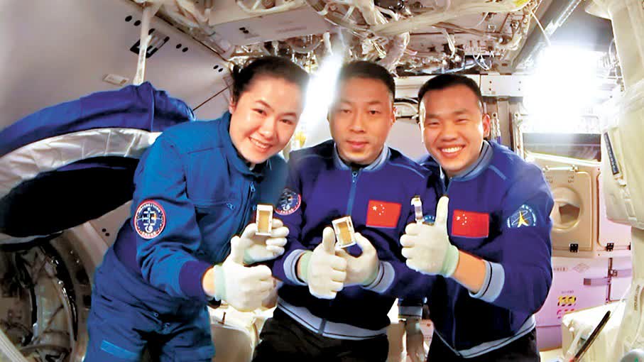 有片）航天員有了「智慧助手」 我國首台太空站艙內智能飛行機械人亮相