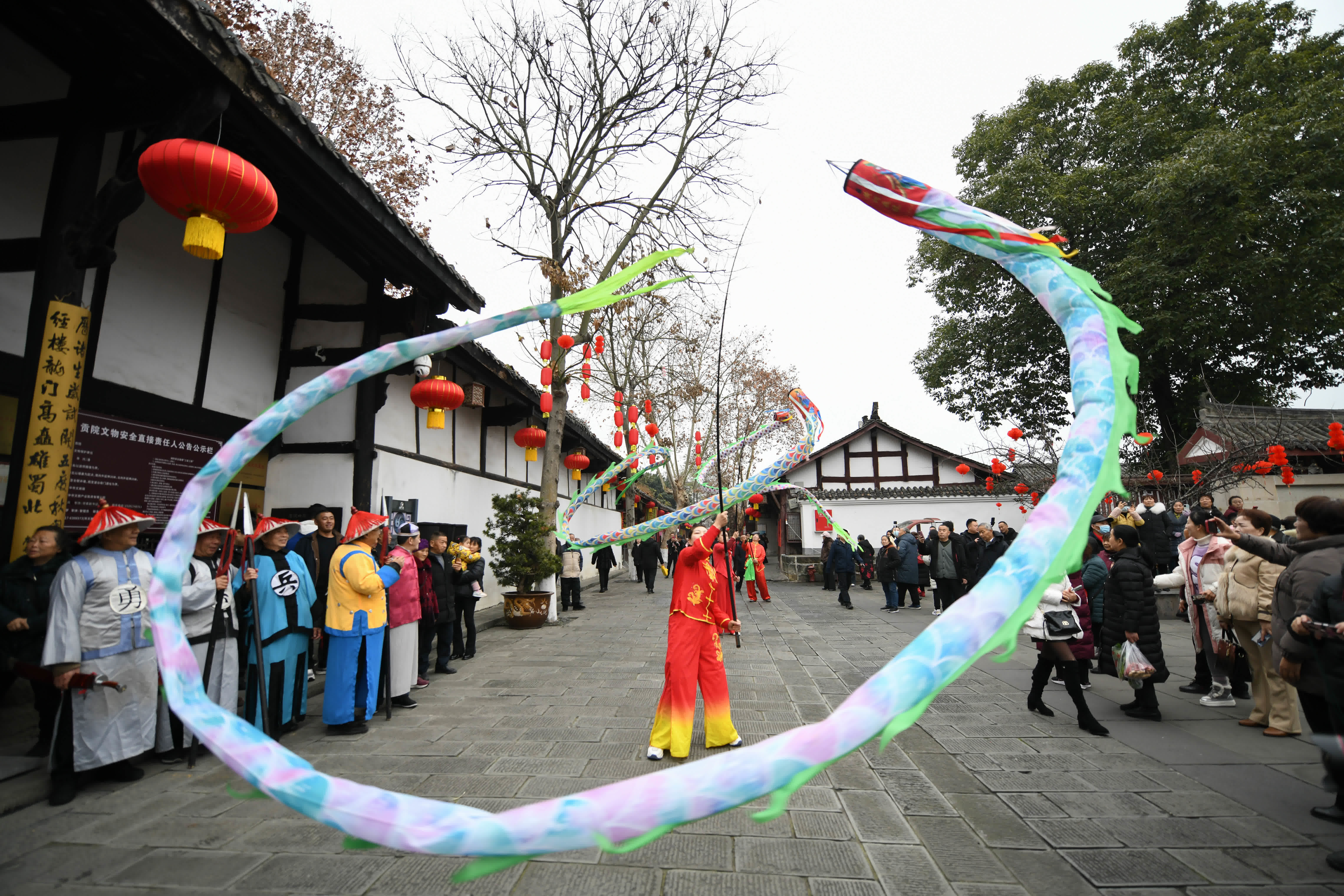 這是1月7日在閬中古城拍攝的非遺展示展演巡遊活動。（新華社）