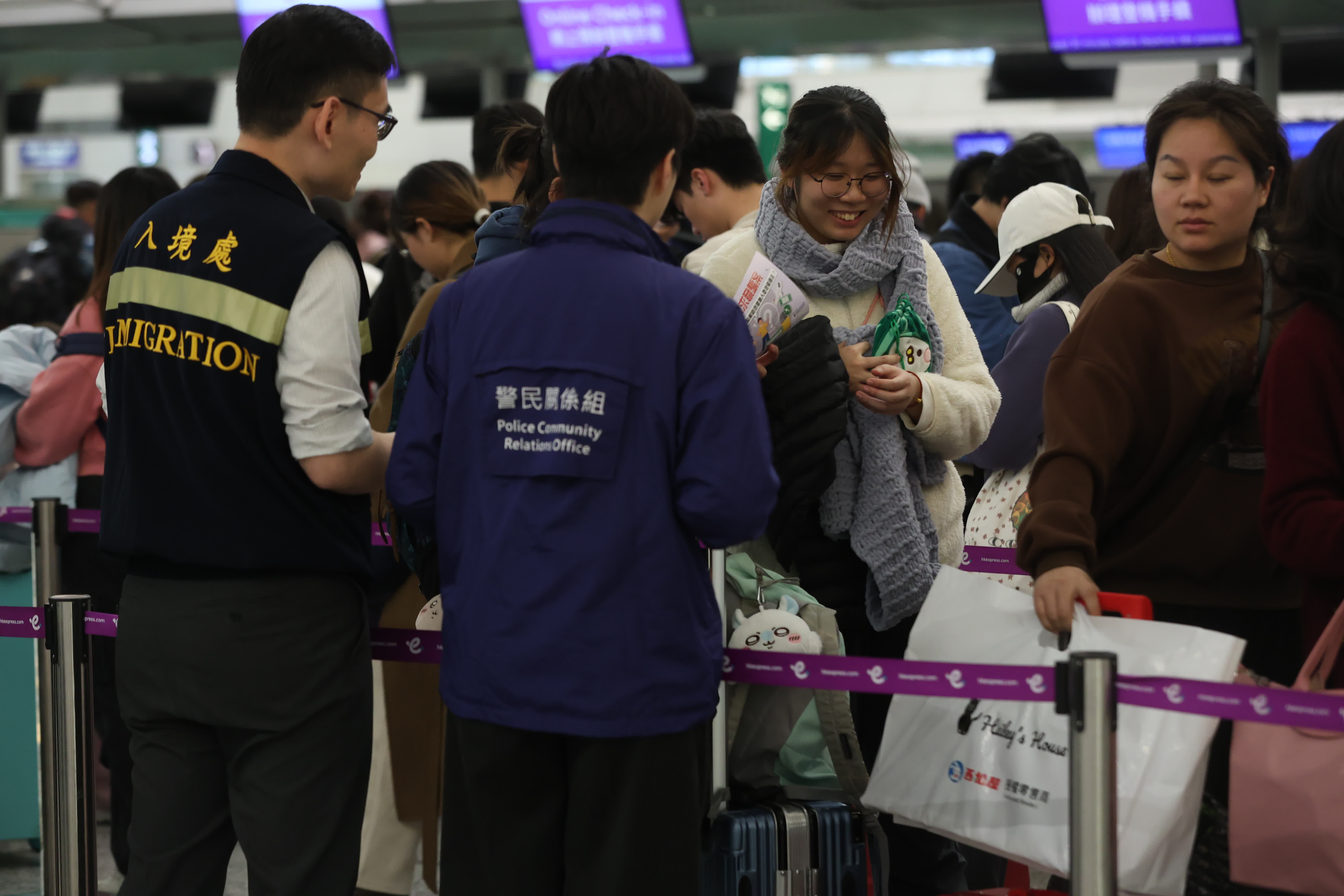 保安局專責(zé)小組於機場內(nèi)派發(fā)宣傳單張，警示前往泰國旅客小心被騙（香港文匯報記者萬霜靈 攝）