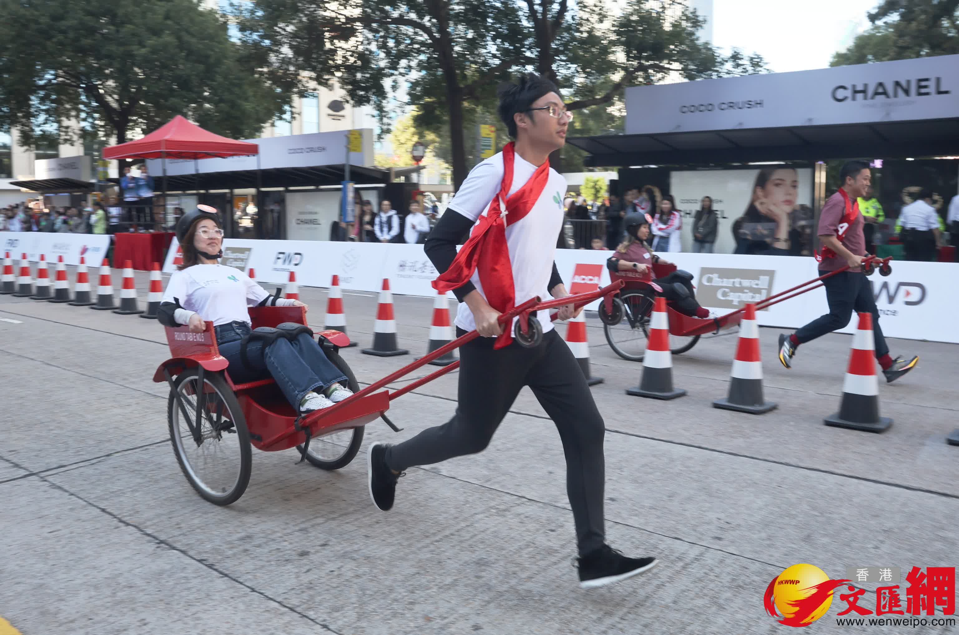 「ACCA公益關(guān)愛日」人力車大賽今（1月11日）於中環(huán)遮打道行人專用區(qū)舉行。 (香港文匯報(bào)記者郭木又 攝)