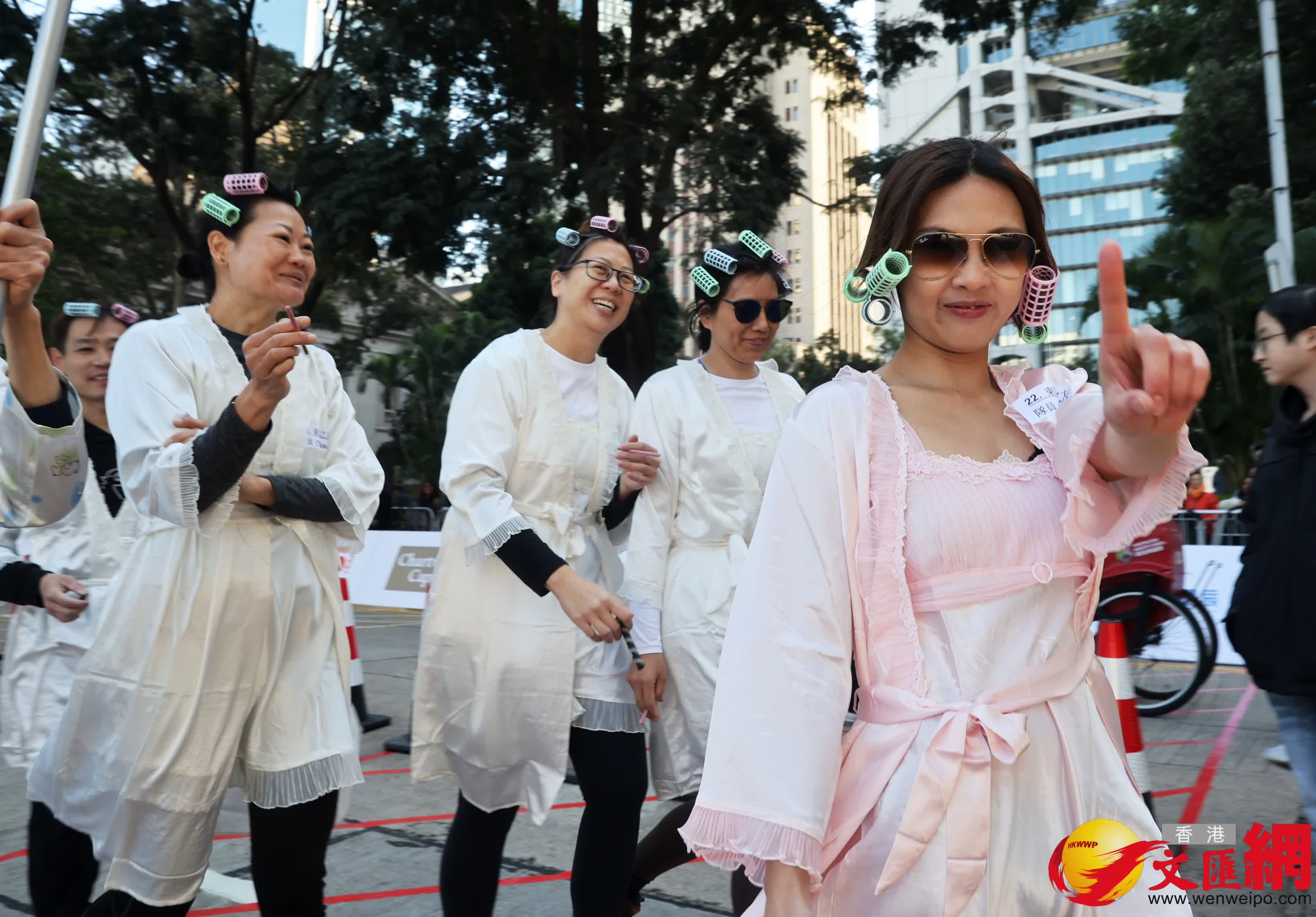 「ACCA公益關(guān)愛日」人力車大賽今（1月11日）於中環(huán)遮打道行人專用區(qū)舉行。 (香港文匯報(bào)記者郭木又 攝)