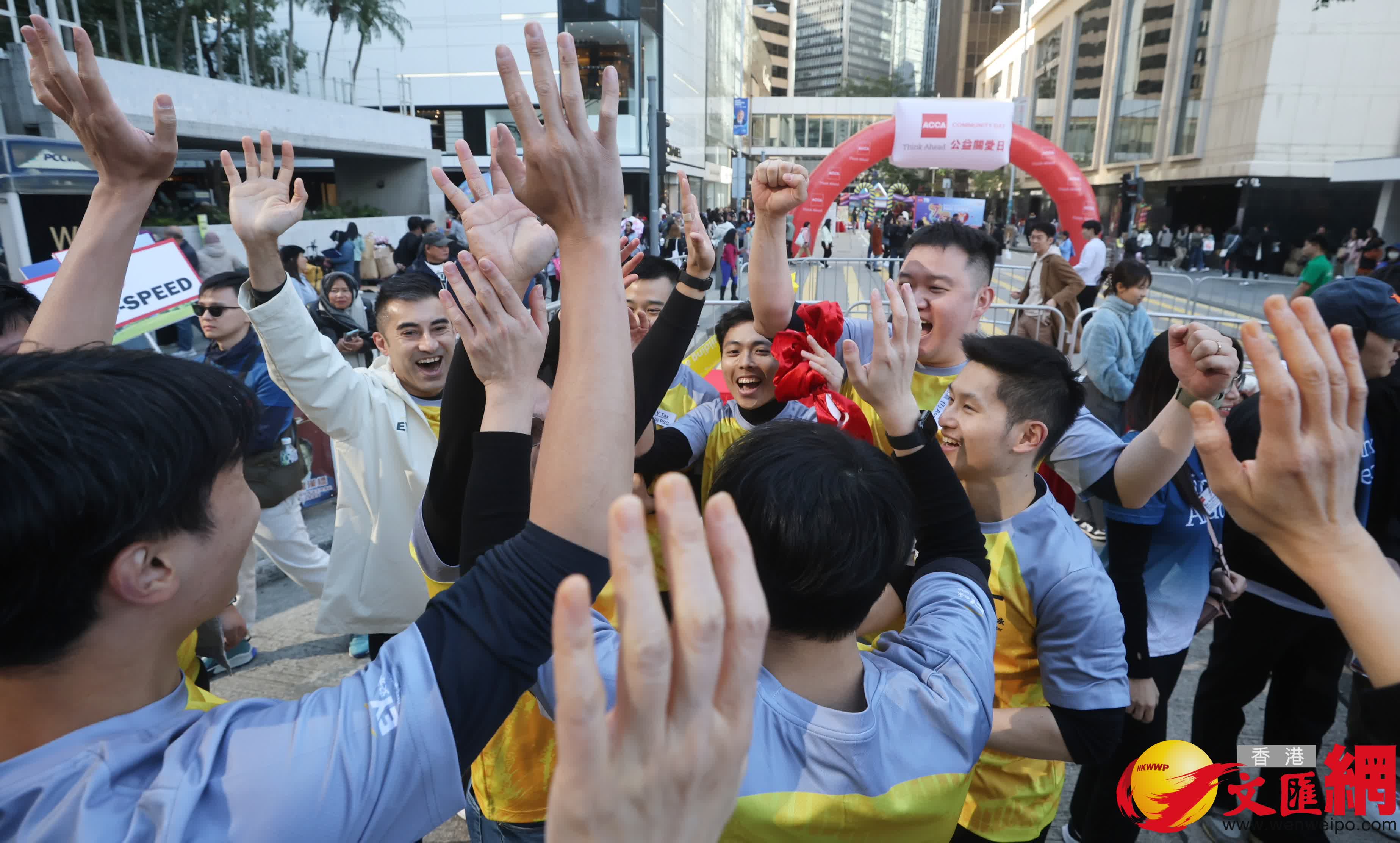 「ACCA公益關(guān)愛日」人力車大賽今（1月11日）於中環(huán)遮打道行人專用區(qū)舉行。 (香港文匯報(bào)記者郭木又 攝)