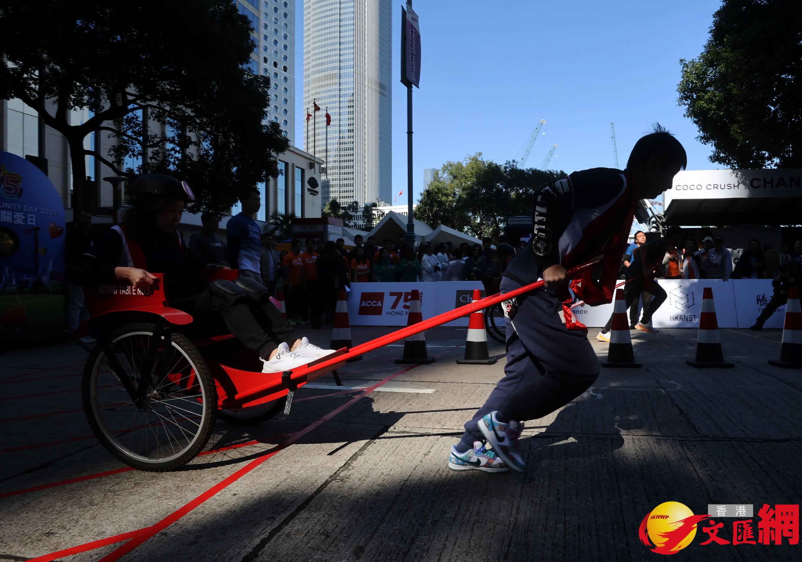 「ACCA公益關(guān)愛日」人力車大賽今（1月11日）於中環(huán)遮打道行人專用區(qū)舉行。 (香港文匯報(bào)記者郭木又 攝)