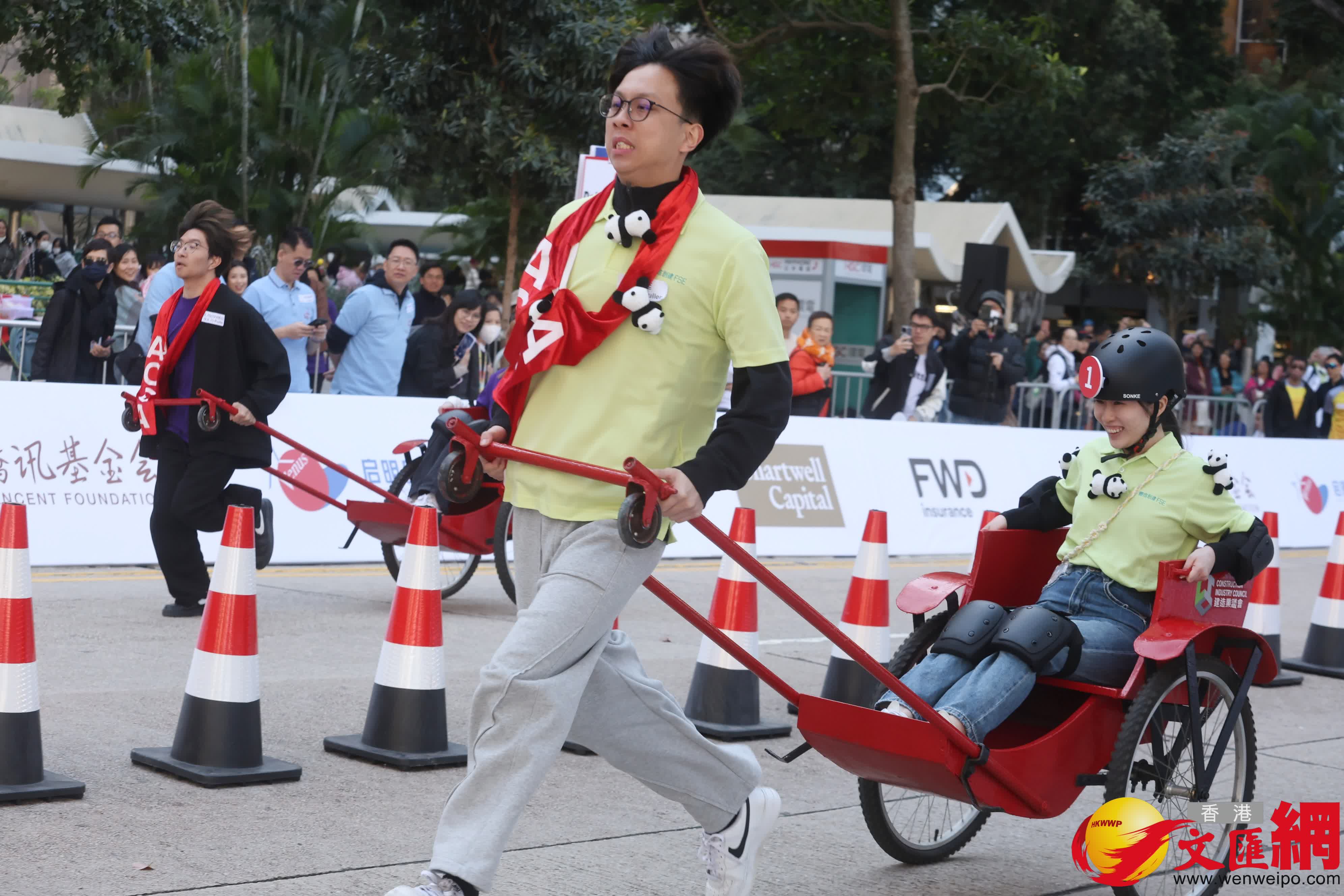 「ACCA公益關(guān)愛日」人力車大賽今（1月11日）於中環(huán)遮打道行人專用區(qū)舉行。 (香港文匯報(bào)記者郭木又 攝)