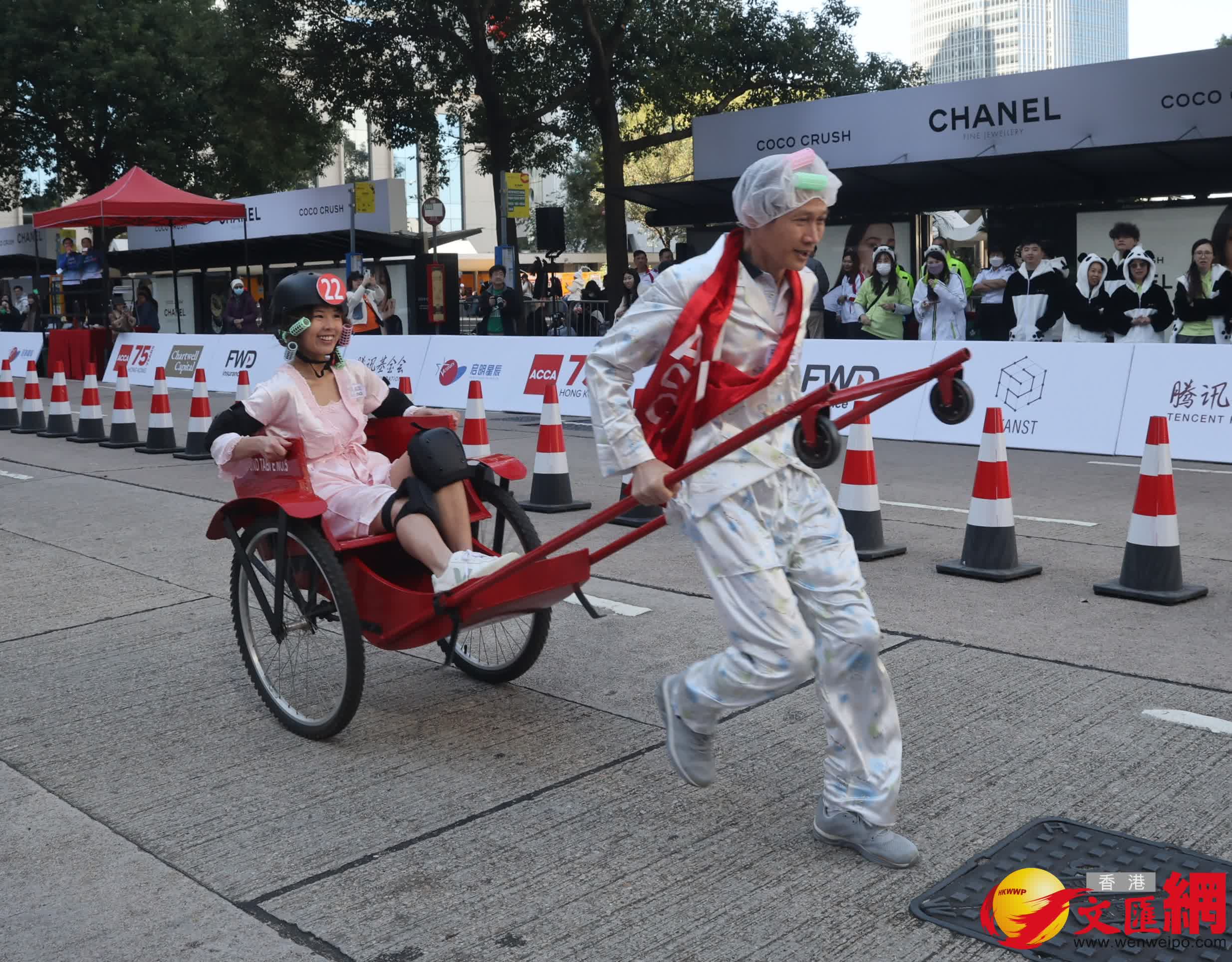 「ACCA公益關(guān)愛日」人力車大賽今（1月11日）於中環(huán)遮打道行人專用區(qū)舉行。 (香港文匯報(bào)記者郭木又 攝)