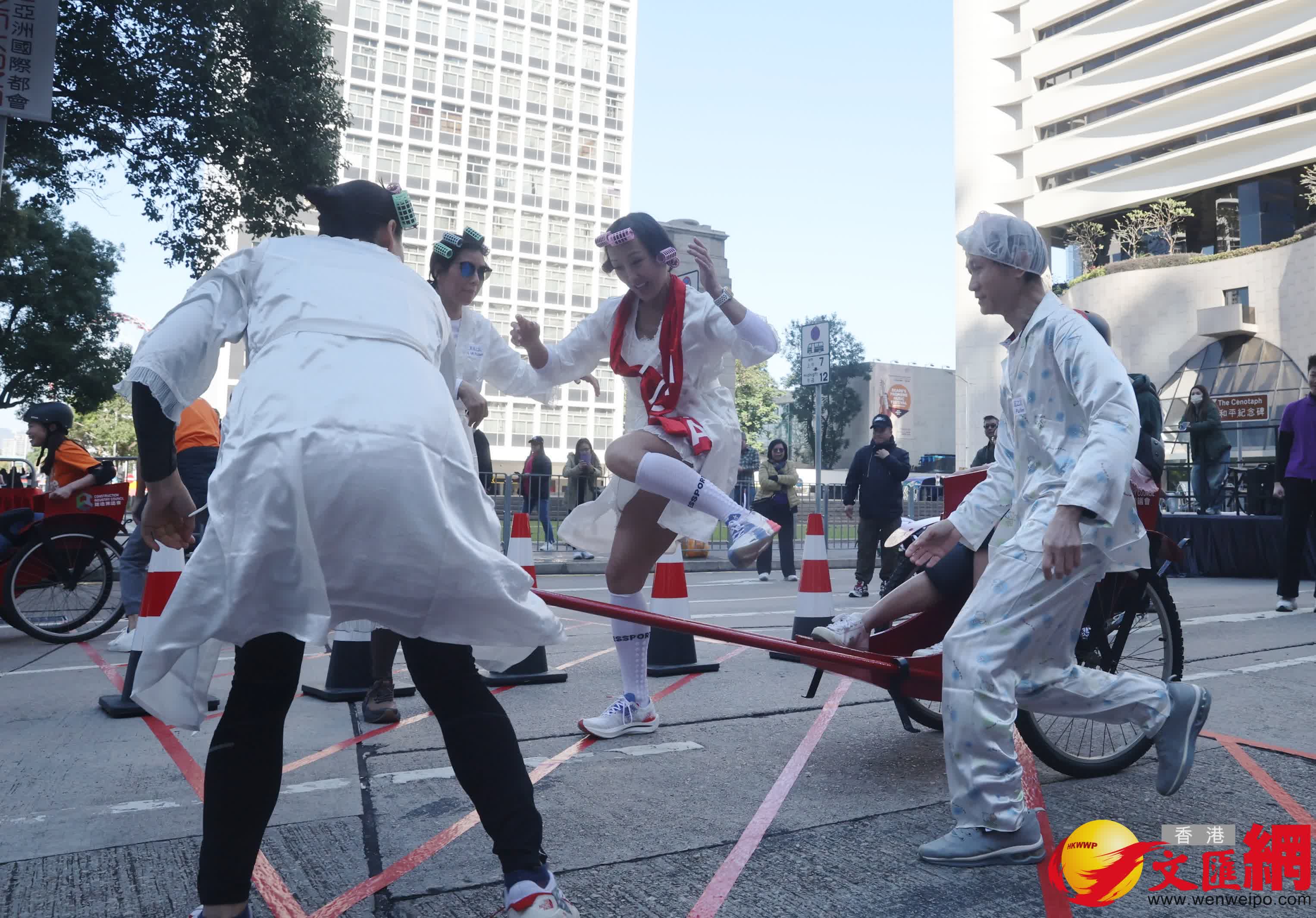 「ACCA公益關(guān)愛日」人力車大賽今（1月11日）於中環(huán)遮打道行人專用區(qū)舉行。 (香港文匯報(bào)記者郭木又 攝)