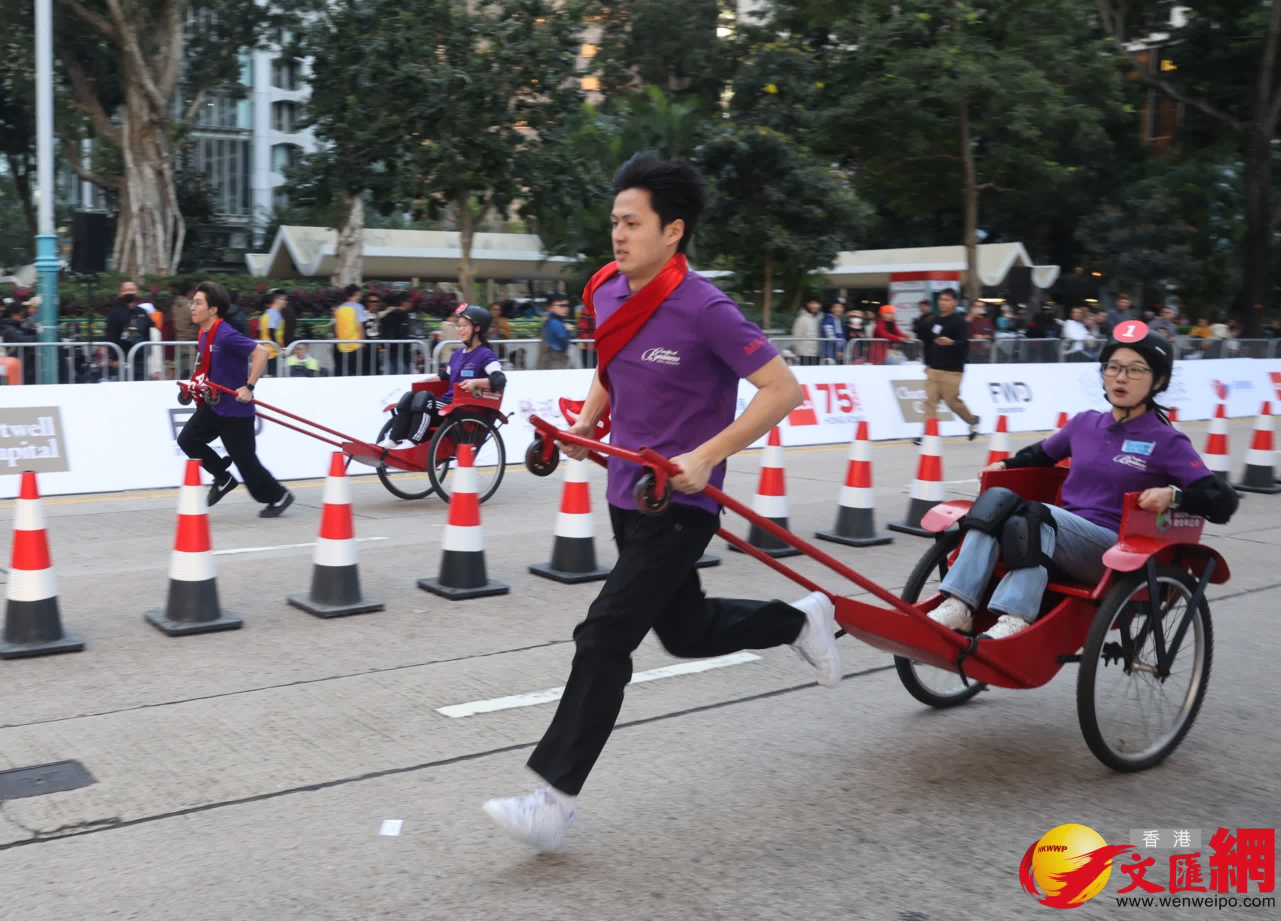 「ACCA公益關(guān)愛日」人力車大賽今（1月11日）於中環(huán)遮打道行人專用區(qū)舉行。 (香港文匯報(bào)記者郭木又 攝)